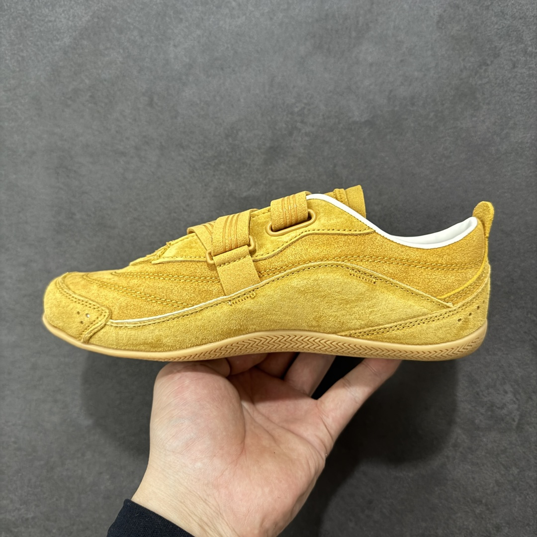 图片[2]-【公司级】阿迪达斯 adidas FOS 系列 URBAN REVERIE城市机能芭蕾风薄底鞋运动鞋：城市机能与芭蕾风的浪漫邂逅！它的设计灵感来源于对日常鞋履的重新想象，将优雅的芭蕾美学与前卫的未来主义元素相互融合，再借助技术的精细打磨，使得整双鞋呈现出独特的美感。这双鞋采用了低至足尖的轻薄鞋底，不仅摒弃了传统芭蕾舞鞋的束缚，还保留了其柔美与灵动感。鞋面多采用网眼布等轻盈透气的材质，保证了穿着的舒适性，同时也让鞋子更具轻盈感。而侧边鞋带的装饰以及鞋跟处的微妙细节，更是为这双鞋增添了几分时尚与个性。鞋款的设计充分考虑了人体工学原理，轻薄的鞋底不仅减轻了鞋子的整体重量，还在行走时提供了良好的缓震效果，这双鞋的魅力还在于它强大的搭配性。它可以轻松驾驭多种风格，无论是休闲装还是运动装，都能与之很好地融合。 货号：KJ4036 尺码： 35.5-40含半码 编码： LDSB230240-选品中心