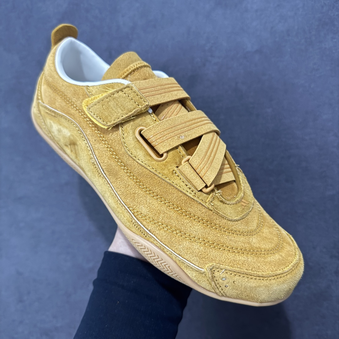 图片[3]-【公司级】阿迪达斯 adidas FOS 系列 URBAN REVERIE城市机能芭蕾风薄底鞋运动鞋：城市机能与芭蕾风的浪漫邂逅！它的设计灵感来源于对日常鞋履的重新想象，将优雅的芭蕾美学与前卫的未来主义元素相互融合，再借助技术的精细打磨，使得整双鞋呈现出独特的美感。这双鞋采用了低至足尖的轻薄鞋底，不仅摒弃了传统芭蕾舞鞋的束缚，还保留了其柔美与灵动感。鞋面多采用网眼布等轻盈透气的材质，保证了穿着的舒适性，同时也让鞋子更具轻盈感。而侧边鞋带的装饰以及鞋跟处的微妙细节，更是为这双鞋增添了几分时尚与个性。鞋款的设计充分考虑了人体工学原理，轻薄的鞋底不仅减轻了鞋子的整体重量，还在行走时提供了良好的缓震效果，这双鞋的魅力还在于它强大的搭配性。它可以轻松驾驭多种风格，无论是休闲装还是运动装，都能与之很好地融合。 货号：KJ4036 尺码： 35.5-40含半码 编码： LDSB230240-选品中心