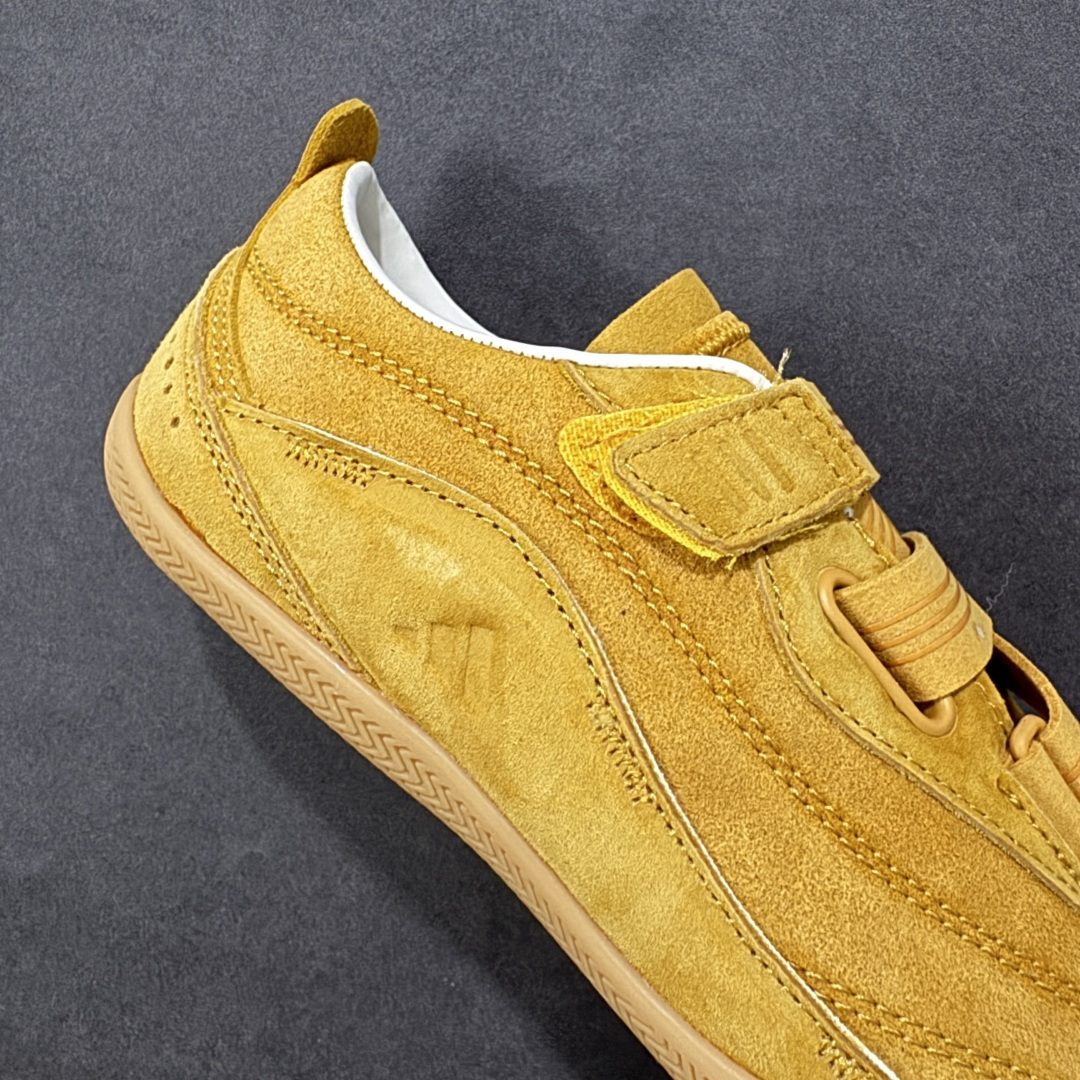 图片[6]-【公司级】阿迪达斯 adidas FOS 系列 URBAN REVERIE城市机能芭蕾风薄底鞋运动鞋：城市机能与芭蕾风的浪漫邂逅！它的设计灵感来源于对日常鞋履的重新想象，将优雅的芭蕾美学与前卫的未来主义元素相互融合，再借助技术的精细打磨，使得整双鞋呈现出独特的美感。这双鞋采用了低至足尖的轻薄鞋底，不仅摒弃了传统芭蕾舞鞋的束缚，还保留了其柔美与灵动感。鞋面多采用网眼布等轻盈透气的材质，保证了穿着的舒适性，同时也让鞋子更具轻盈感。而侧边鞋带的装饰以及鞋跟处的微妙细节，更是为这双鞋增添了几分时尚与个性。鞋款的设计充分考虑了人体工学原理，轻薄的鞋底不仅减轻了鞋子的整体重量，还在行走时提供了良好的缓震效果，这双鞋的魅力还在于它强大的搭配性。它可以轻松驾驭多种风格，无论是休闲装还是运动装，都能与之很好地融合。 货号：KJ4036 尺码： 35.5-40含半码 编码： LDSB230240-选品中心