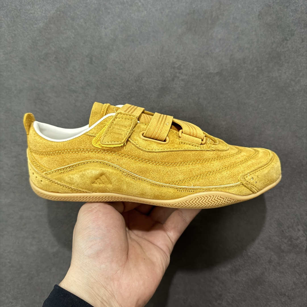 【公司级】阿迪达斯 adidas FOS 系列 URBAN REVERIE城市机能芭蕾风薄底鞋运动鞋：城市机能与芭蕾风的浪漫邂逅！它的设计灵感来源于对日常鞋履的重新想象，将优雅的芭蕾美学与前卫的未来主义元素相互融合，再借助技术的精细打磨，使得整双鞋呈现出独特的美感。这双鞋采用了低至足尖的轻薄鞋底，不仅摒弃了传统芭蕾舞鞋的束缚，还保留了其柔美与灵动感。鞋面多采用网眼布等轻盈透气的材质，保证了穿着的舒适性，同时也让鞋子更具轻盈感。而侧边鞋带的装饰以及鞋跟处的微妙细节，更是为这双鞋增添了几分时尚与个性。鞋款的设计充分考虑了人体工学原理，轻薄的鞋底不仅减轻了鞋子的整体重量，还在行走时提供了良好的缓震效果，这双鞋的魅力还在于它强大的搭配性。它可以轻松驾驭多种风格，无论是休闲装还是运动装，都能与之很好地融合。 货号：KJ4036 尺码： 35.5-40含半码 编码： LDSB230240-选品中心