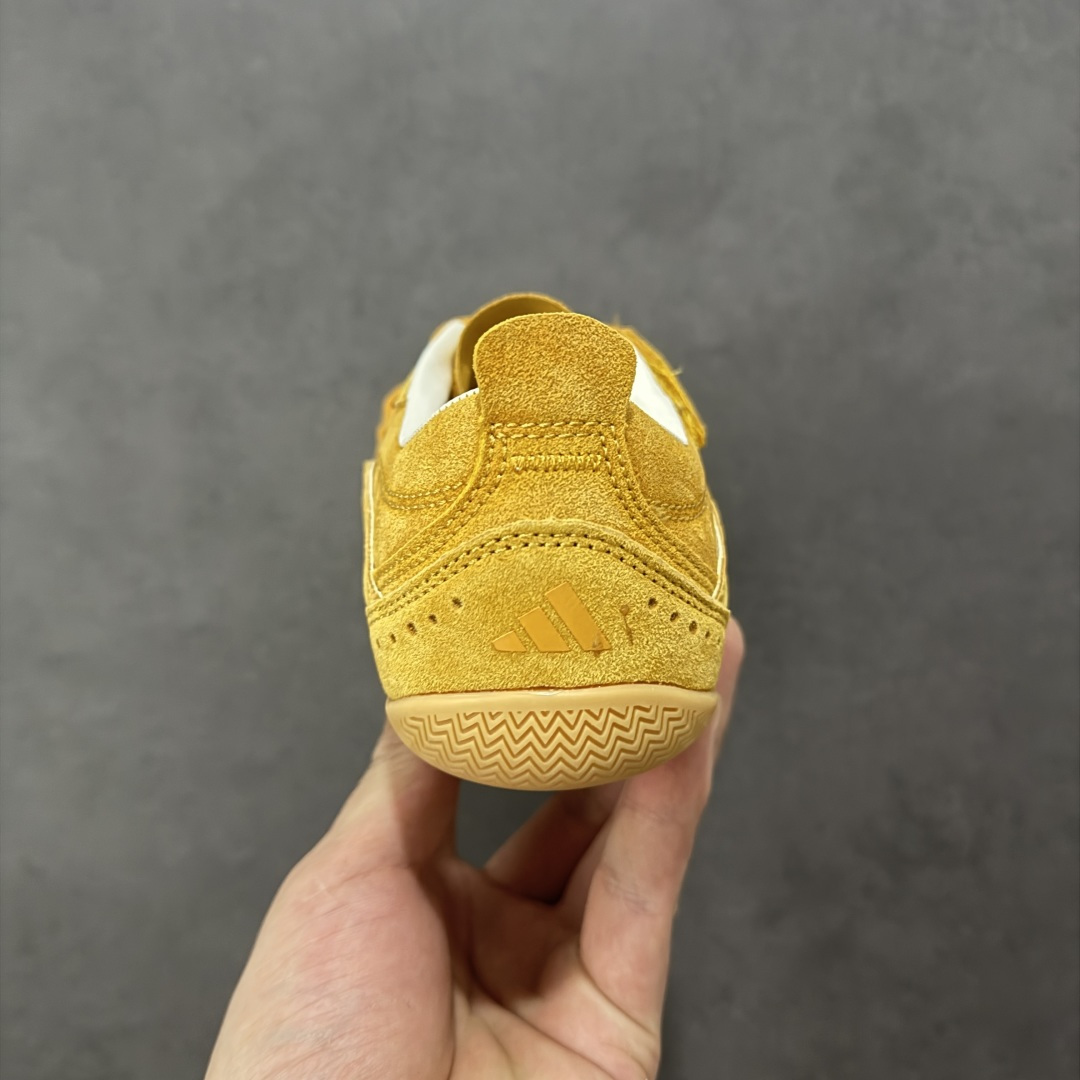 图片[4]-【公司级】阿迪达斯 adidas FOS 系列 URBAN REVERIE城市机能芭蕾风薄底鞋运动鞋：城市机能与芭蕾风的浪漫邂逅！它的设计灵感来源于对日常鞋履的重新想象，将优雅的芭蕾美学与前卫的未来主义元素相互融合，再借助技术的精细打磨，使得整双鞋呈现出独特的美感。这双鞋采用了低至足尖的轻薄鞋底，不仅摒弃了传统芭蕾舞鞋的束缚，还保留了其柔美与灵动感。鞋面多采用网眼布等轻盈透气的材质，保证了穿着的舒适性，同时也让鞋子更具轻盈感。而侧边鞋带的装饰以及鞋跟处的微妙细节，更是为这双鞋增添了几分时尚与个性。鞋款的设计充分考虑了人体工学原理，轻薄的鞋底不仅减轻了鞋子的整体重量，还在行走时提供了良好的缓震效果，这双鞋的魅力还在于它强大的搭配性。它可以轻松驾驭多种风格，无论是休闲装还是运动装，都能与之很好地融合。 货号：KJ4036 尺码： 35.5-40含半码 编码： LDSB230240-选品中心