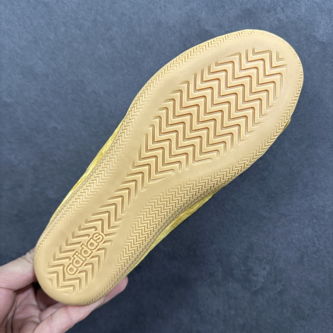 图片[9]-【公司级】阿迪达斯 adidas FOS 系列 URBAN REVERIE城市机能芭蕾风薄底鞋运动鞋：城市机能与芭蕾风的浪漫邂逅！它的设计灵感来源于对日常鞋履的重新想象，将优雅的芭蕾美学与前卫的未来主义元素相互融合，再借助技术的精细打磨，使得整双鞋呈现出独特的美感。这双鞋采用了低至足尖的轻薄鞋底，不仅摒弃了传统芭蕾舞鞋的束缚，还保留了其柔美与灵动感。鞋面多采用网眼布等轻盈透气的材质，保证了穿着的舒适性，同时也让鞋子更具轻盈感。而侧边鞋带的装饰以及鞋跟处的微妙细节，更是为这双鞋增添了几分时尚与个性。鞋款的设计充分考虑了人体工学原理，轻薄的鞋底不仅减轻了鞋子的整体重量，还在行走时提供了良好的缓震效果，这双鞋的魅力还在于它强大的搭配性。它可以轻松驾驭多种风格，无论是休闲装还是运动装，都能与之很好地融合。 货号：KJ4036 尺码： 35.5-40含半码 编码： LDSB230240-选品中心