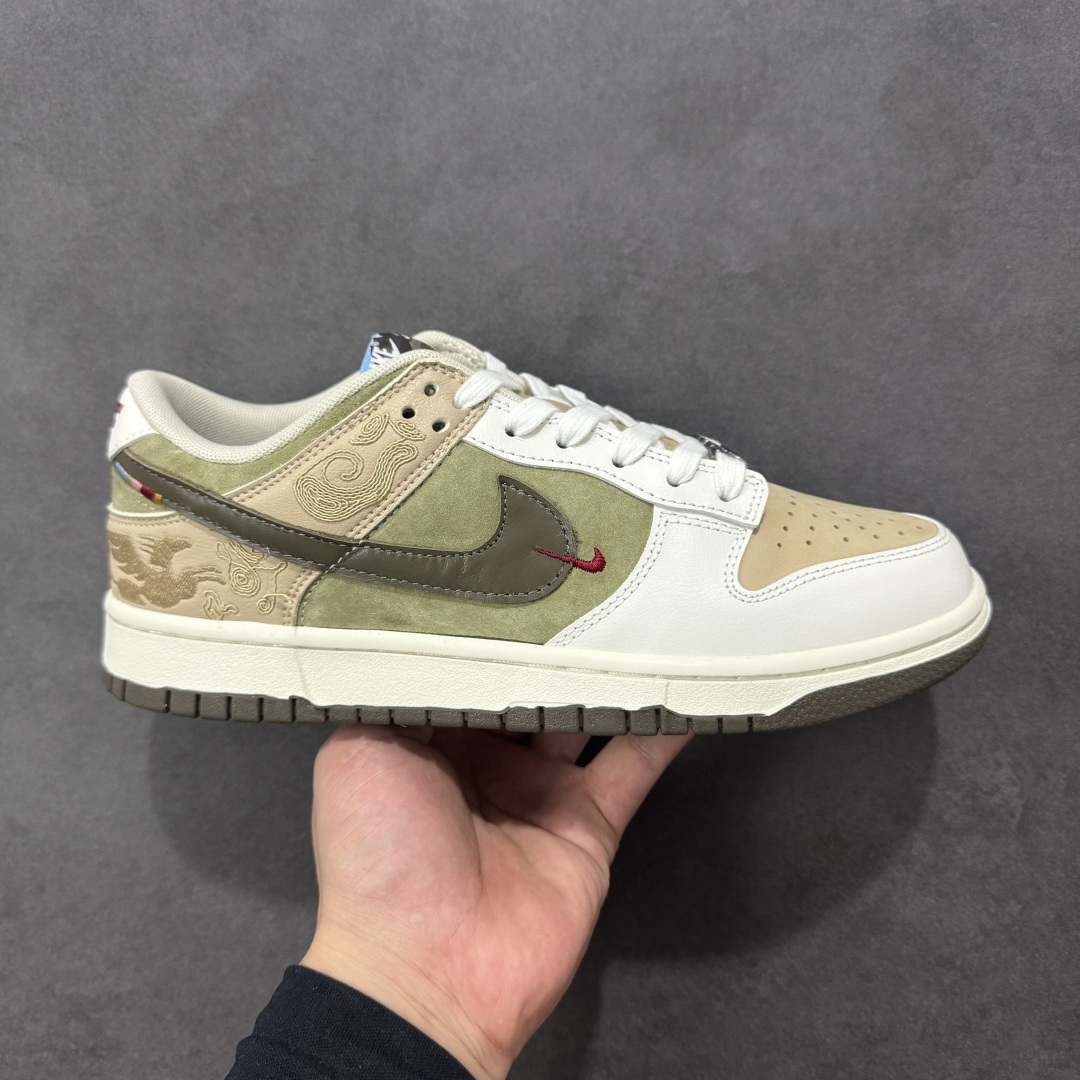 【定制版】Nike Dunk LOW 马年限定 防滑耐磨 耐克 舒适百搭 低帮板鞋 货号： IQ1118-220 尺码： 36 36.5 37.5 38 38.5 39 40 40.5 41 42 42.5 43 44 45-选品中心