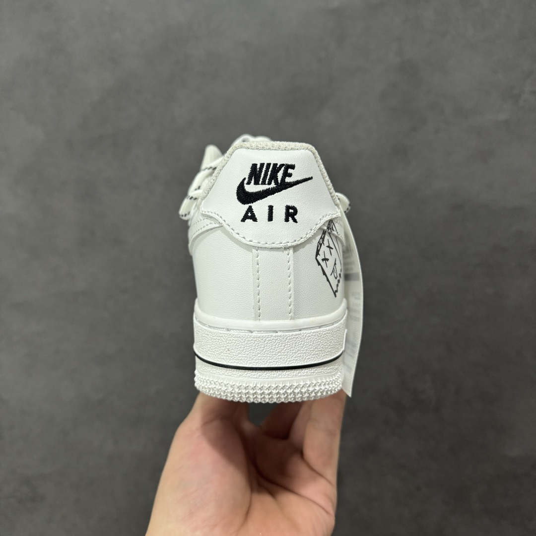 图片[4]-【定制版】“简涂怪趣”✨订制空军一号板鞋 该定制版球鞋选用原鞋款为Nike Air Force 1\’07空军一号，以经典纯白空军板鞋为底，融合街头涂鸦、金属别针等潮酷元素，自带小众定制的独特感；既保留了白鞋的简约百搭，又通过细节强化了街头个性。 货号：CZ8699-578 尺码： 36 36.5 37.5 38 38.5 39 40 40.5 41 42 42.5 43 44 44.5 45 编码：HXSA310320-选品中心