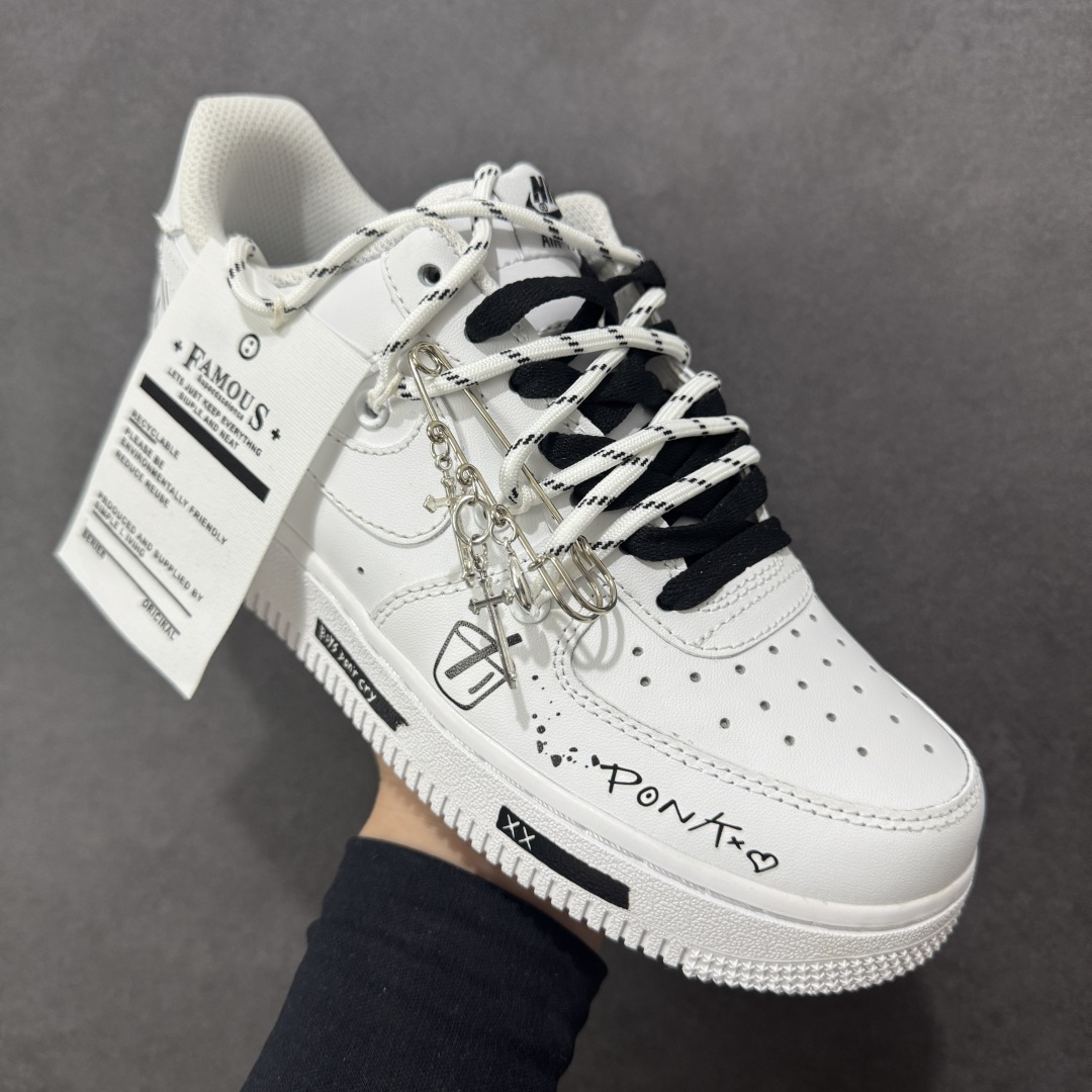 图片[3]-【定制版】“简涂怪趣”✨订制空军一号板鞋 该定制版球鞋选用原鞋款为Nike Air Force 1\’07空军一号，以经典纯白空军板鞋为底，融合街头涂鸦、金属别针等潮酷元素，自带小众定制的独特感；既保留了白鞋的简约百搭，又通过细节强化了街头个性。 货号：CZ8699-578 尺码： 36 36.5 37.5 38 38.5 39 40 40.5 41 42 42.5 43 44 44.5 45 编码：HXSA310320-选品中心