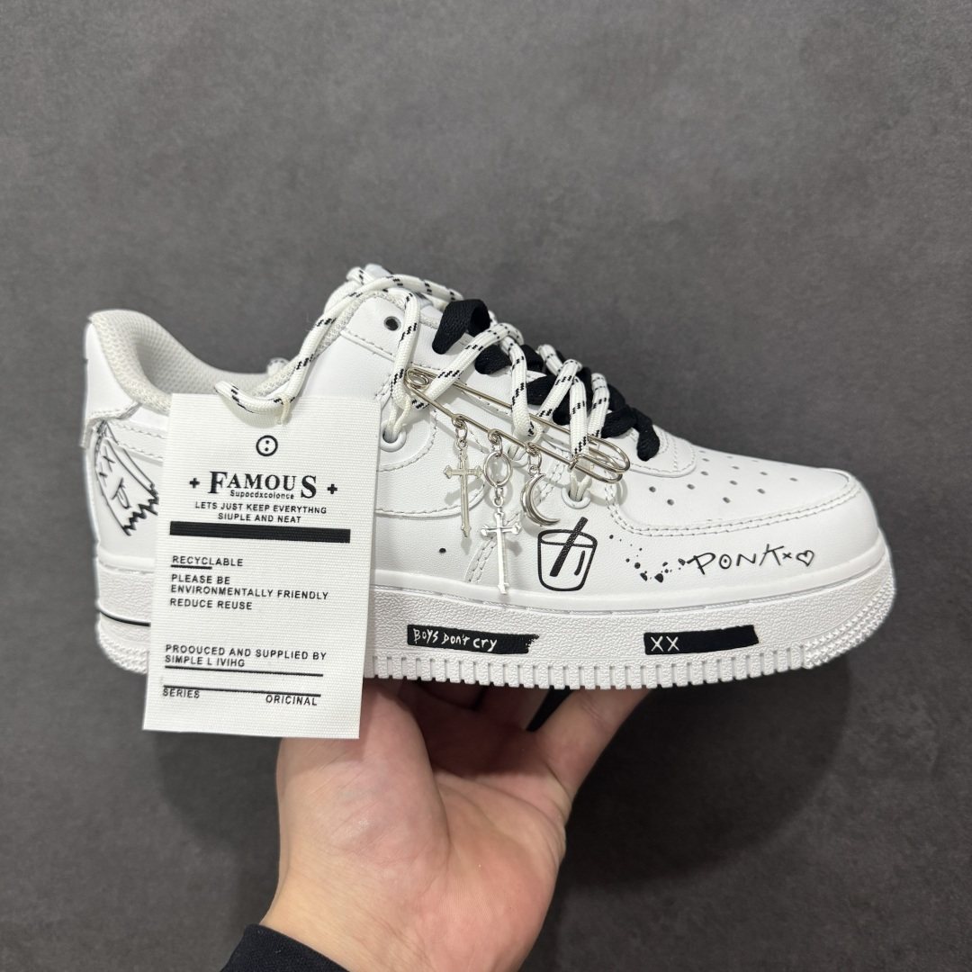 【定制版】“简涂怪趣”✨订制空军一号板鞋 该定制版球鞋选用原鞋款为Nike Air Force 1\'07空军一号，以经典纯白空军板鞋为底，融合街头涂鸦、金属别针等潮酷元素，自带小众定制的独特感；既保留了白鞋的简约百搭，又通过细节强化了街头个性。 货号：CZ8699-578 尺码： 36 36.5 37.5 38 38.5 39 40 40.5 41 42 42.5 43 44 44.5 45 编码：HXSA310320-选品中心