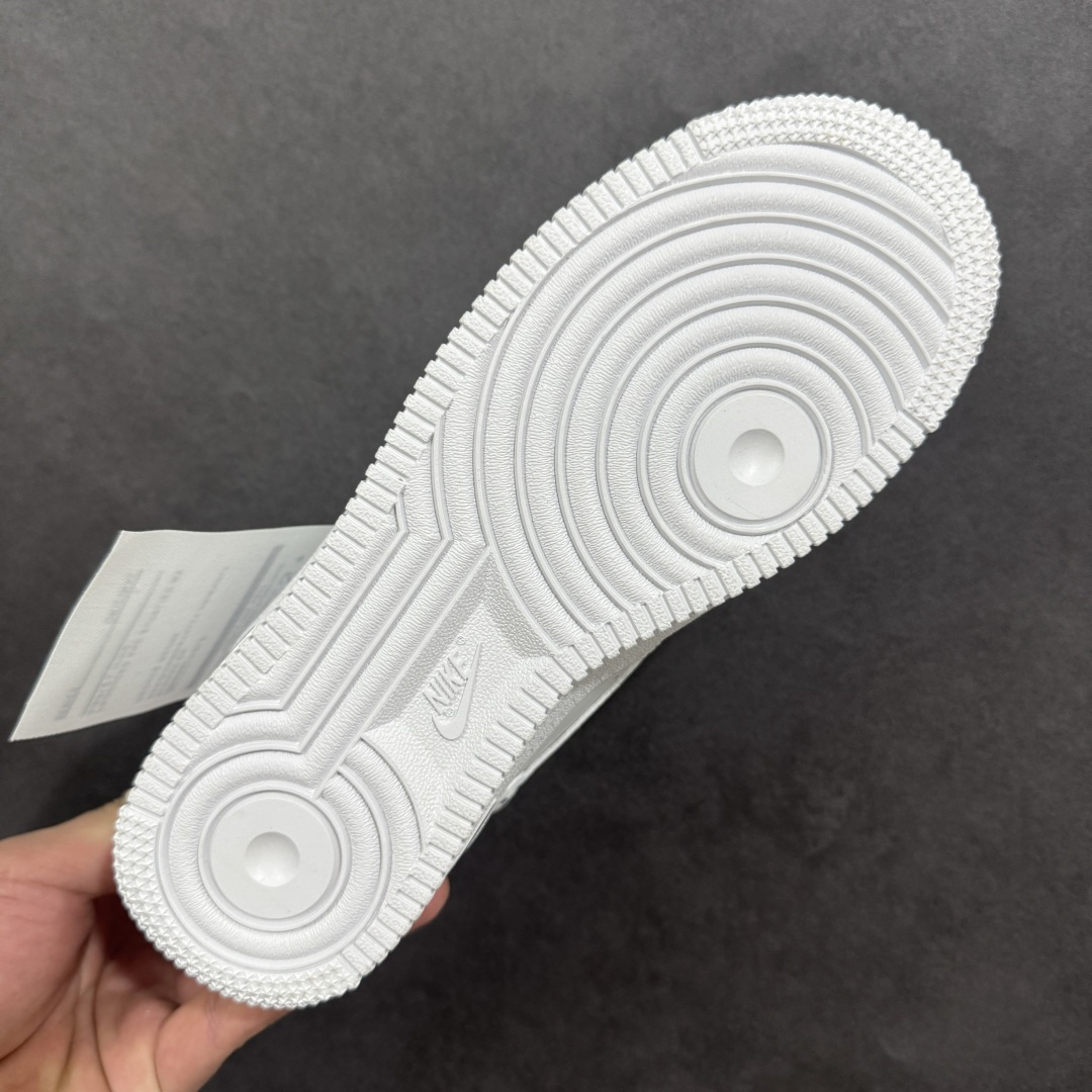 图片[9]-【定制版】“简涂怪趣”✨订制空军一号板鞋 该定制版球鞋选用原鞋款为Nike Air Force 1\’07空军一号，以经典纯白空军板鞋为底，融合街头涂鸦、金属别针等潮酷元素，自带小众定制的独特感；既保留了白鞋的简约百搭，又通过细节强化了街头个性。 货号：CZ8699-578 尺码： 36 36.5 37.5 38 38.5 39 40 40.5 41 42 42.5 43 44 44.5 45 编码：HXSA310320-选品中心