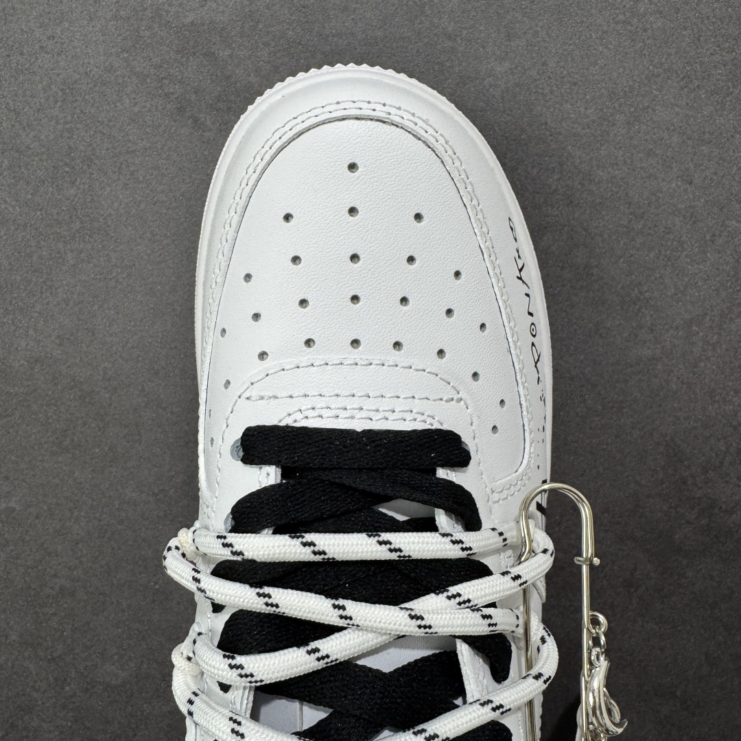 图片[8]-【定制版】“简涂怪趣”✨订制空军一号板鞋 该定制版球鞋选用原鞋款为Nike Air Force 1\’07空军一号，以经典纯白空军板鞋为底，融合街头涂鸦、金属别针等潮酷元素，自带小众定制的独特感；既保留了白鞋的简约百搭，又通过细节强化了街头个性。 货号：CZ8699-578 尺码： 36 36.5 37.5 38 38.5 39 40 40.5 41 42 42.5 43 44 44.5 45 编码：HXSA310320-选品中心