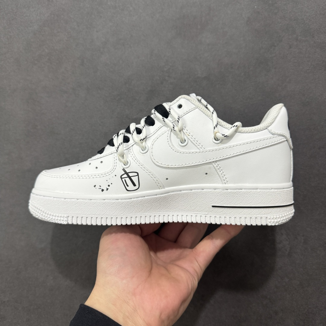 图片[2]-【定制版】“简涂怪趣”✨订制空军一号板鞋 该定制版球鞋选用原鞋款为Nike Air Force 1\’07空军一号，以经典纯白空军板鞋为底，融合街头涂鸦、金属别针等潮酷元素，自带小众定制的独特感；既保留了白鞋的简约百搭，又通过细节强化了街头个性。 货号：CZ8699-578 尺码： 36 36.5 37.5 38 38.5 39 40 40.5 41 42 42.5 43 44 44.5 45 编码：HXSA310320-选品中心