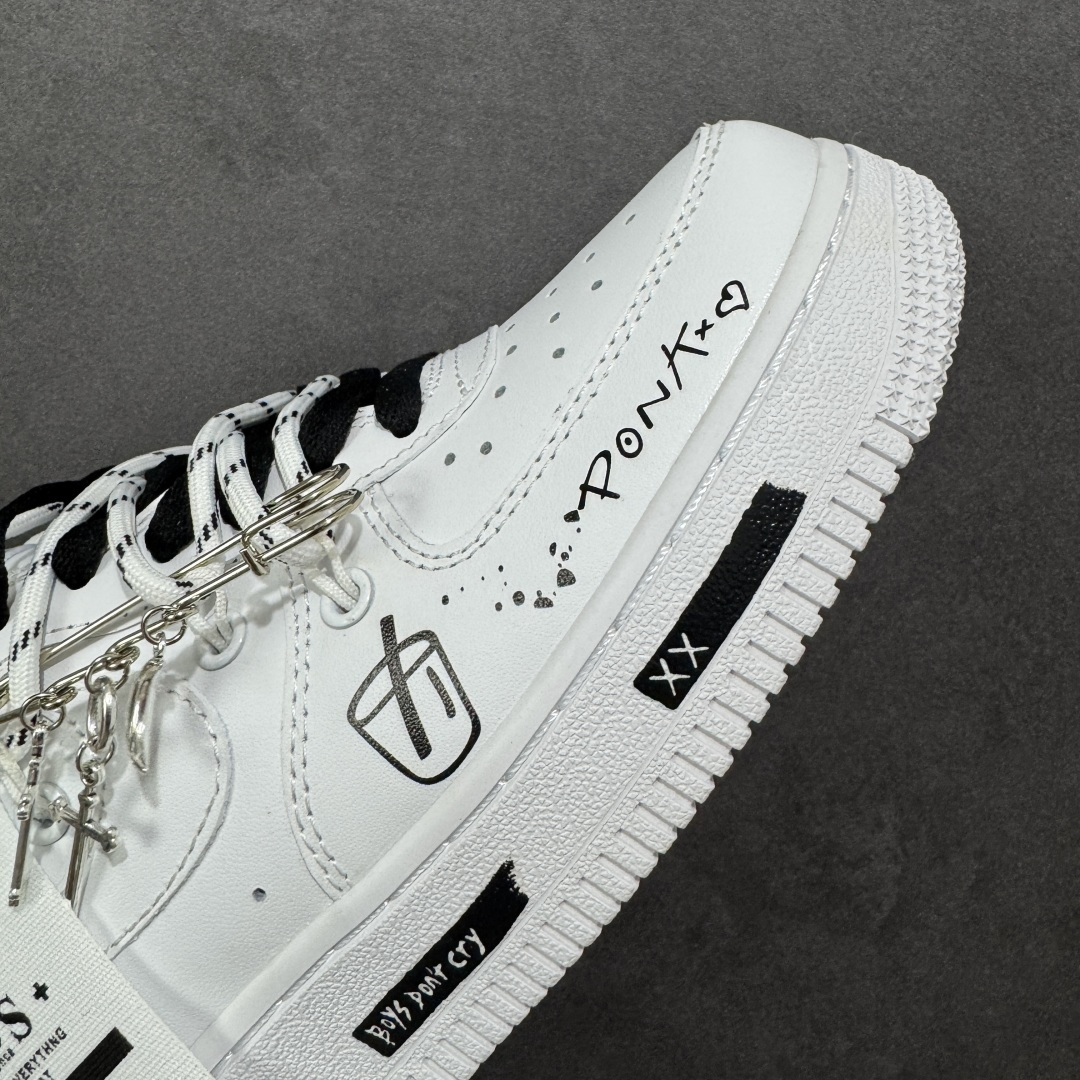 图片[5]-【定制版】“简涂怪趣”✨订制空军一号板鞋 该定制版球鞋选用原鞋款为Nike Air Force 1\’07空军一号，以经典纯白空军板鞋为底，融合街头涂鸦、金属别针等潮酷元素，自带小众定制的独特感；既保留了白鞋的简约百搭，又通过细节强化了街头个性。 货号：CZ8699-578 尺码： 36 36.5 37.5 38 38.5 39 40 40.5 41 42 42.5 43 44 44.5 45 编码：HXSA310320-选品中心