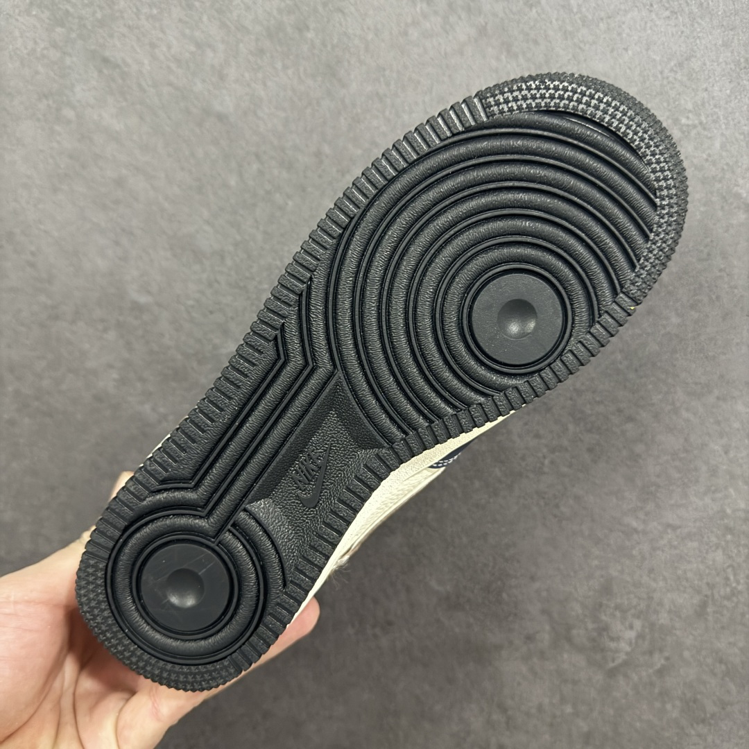 图片[9]-【公司级】NIke Air Force 1 \’07 Low “斯图西联名-蓝棕猪八革”空军一号 低帮 运动鞋 休闲鞋 折边针车 工艺难度大 原楦头原纸板 原装鞋盒 定制五金配件 内置全掌气垫 原厂鞋底 货号：DF0188-105 尺码：36 36.5 37.5 38 38.5 39 40 40.5 41 42 42.5 43 44 44.5 45-选品中心