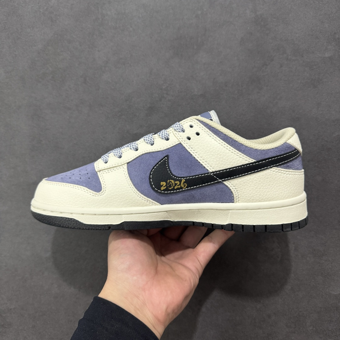 图片[2]-【定制版】Nike SB Dunk Low Supreme联名 马年限定 周年高端定制 低帮休闲板鞋 #定制鞋盒 大厂纯原品质出货 超高清洁度 皮料切割干净无任何毛边 细节完美 货号：DN3168-015 尺码：36 36.5 37.5 38 38.5 39 40 40.5 41 42 42.5 43 44 44.5 45-选品中心