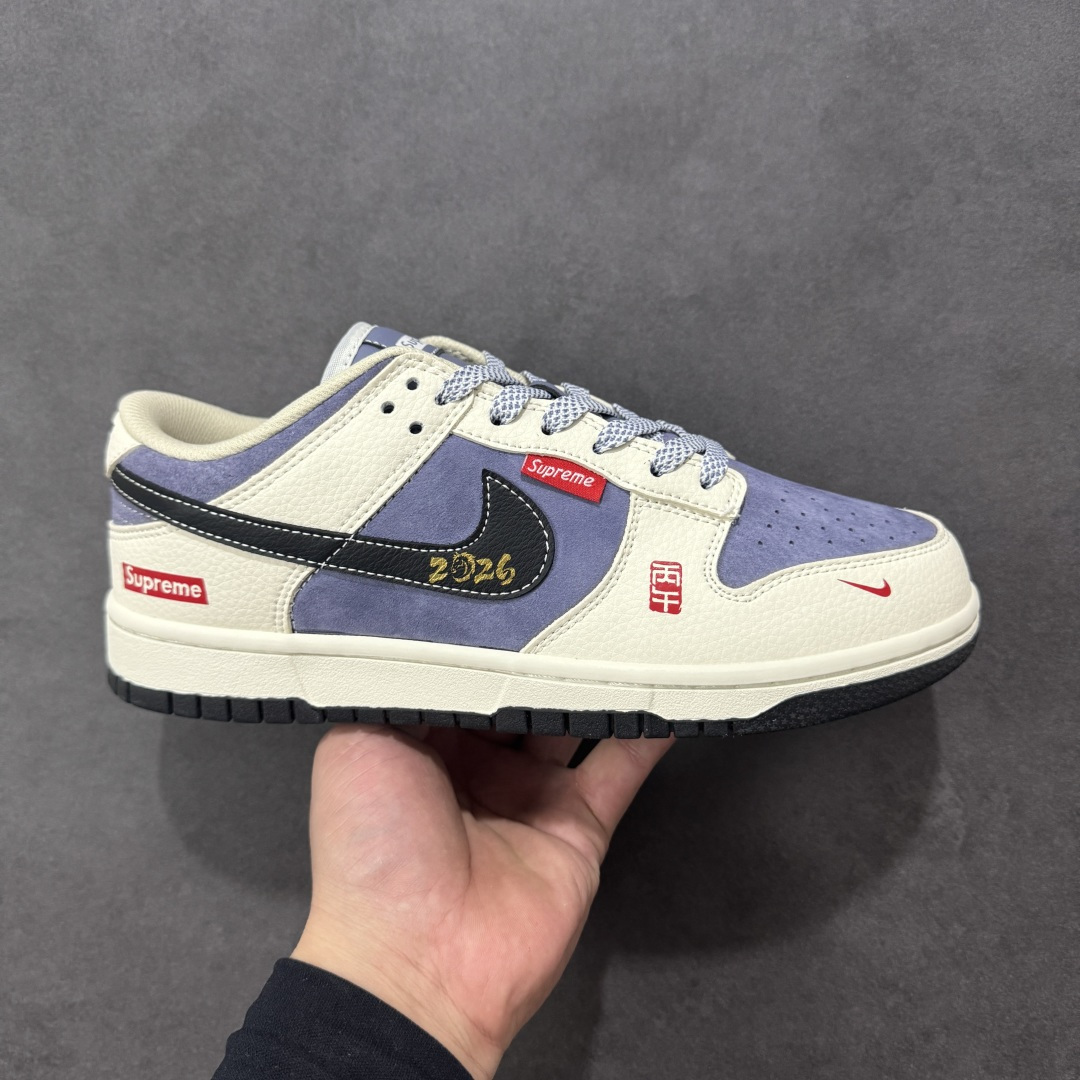【定制版】Nike SB Dunk Low Supreme联名 马年限定 周年高端定制 低帮休闲板鞋 #定制鞋盒 大厂纯原品质出货 超高清洁度 皮料切割干净无任何毛边 细节完美 货号：DN3168-015 尺码：36 36.5 37.5 38 38.5 39 40 40.5 41 42 42.5 43 44 44.5 45-选品中心