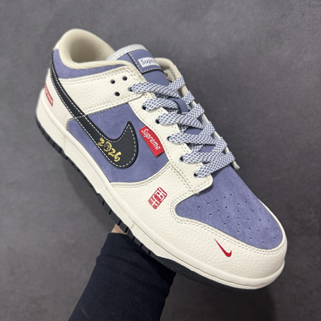 图片[3]-【定制版】Nike SB Dunk Low Supreme联名 马年限定 周年高端定制 低帮休闲板鞋 #定制鞋盒 大厂纯原品质出货 超高清洁度 皮料切割干净无任何毛边 细节完美 货号：DN3168-015 尺码：36 36.5 37.5 38 38.5 39 40 40.5 41 42 42.5 43 44 44.5 45-选品中心