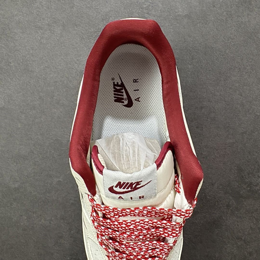 图片[7]-【定制版】Nike Air Force 1\’07 Low 联名款 空军一号低帮休闲板鞋  #鞋身以米白荔枝纹皮革为主调，拼接浅灰翻毛皮打造层次质感，酒红色调从鞋舌、鞋领延伸至中底包边，成为视觉焦点。标志性Swoosh覆盖满印涂鸦花纹，鞋侧的Supreme红标醒目又张扬，鞋头的泼墨红纹更是细节感拉满，将街头艺术与经典鞋型的融合玩到极致。经典低帮AF1鞋型兼顾百搭与脚感，软弹Air气垫加持日常行走毫无压力，不管是搭配工装裤还是运动束脚裤，都能轻松穿出街头潮酷范，堪称潮人鞋柜里的“硬通货 货号：SY1388-019  尺码：36 36.5 37.5 38 38.5 39 40 40.5 41 42 42.5 43 44 44.5 45-选品中心