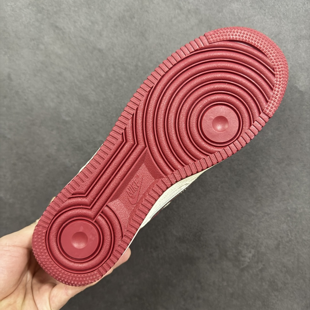 图片[9]-【定制版】Nike Air Force 1\’07 Low 联名款 空军一号低帮休闲板鞋  #鞋身以米白荔枝纹皮革为主调，拼接浅灰翻毛皮打造层次质感，酒红色调从鞋舌、鞋领延伸至中底包边，成为视觉焦点。标志性Swoosh覆盖满印涂鸦花纹，鞋侧的Supreme红标醒目又张扬，鞋头的泼墨红纹更是细节感拉满，将街头艺术与经典鞋型的融合玩到极致。经典低帮AF1鞋型兼顾百搭与脚感，软弹Air气垫加持日常行走毫无压力，不管是搭配工装裤还是运动束脚裤，都能轻松穿出街头潮酷范，堪称潮人鞋柜里的“硬通货 货号：SY1388-019  尺码：36 36.5 37.5 38 38.5 39 40 40.5 41 42 42.5 43 44 44.5 45-选品中心