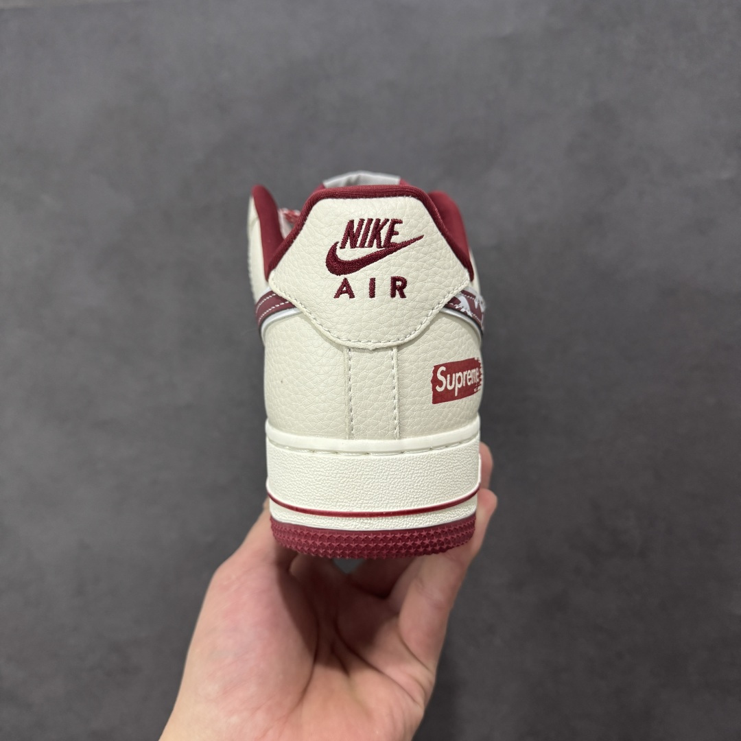 图片[4]-【定制版】Nike Air Force 1\’07 Low 联名款 空军一号低帮休闲板鞋  #鞋身以米白荔枝纹皮革为主调，拼接浅灰翻毛皮打造层次质感，酒红色调从鞋舌、鞋领延伸至中底包边，成为视觉焦点。标志性Swoosh覆盖满印涂鸦花纹，鞋侧的Supreme红标醒目又张扬，鞋头的泼墨红纹更是细节感拉满，将街头艺术与经典鞋型的融合玩到极致。经典低帮AF1鞋型兼顾百搭与脚感，软弹Air气垫加持日常行走毫无压力，不管是搭配工装裤还是运动束脚裤，都能轻松穿出街头潮酷范，堪称潮人鞋柜里的“硬通货 货号：SY1388-019  尺码：36 36.5 37.5 38 38.5 39 40 40.5 41 42 42.5 43 44 44.5 45-选品中心