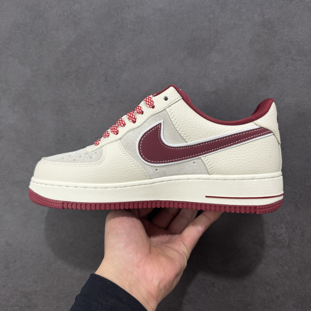 图片[2]-【定制版】Nike Air Force 1\’07 Low 联名款 空军一号低帮休闲板鞋  #鞋身以米白荔枝纹皮革为主调，拼接浅灰翻毛皮打造层次质感，酒红色调从鞋舌、鞋领延伸至中底包边，成为视觉焦点。标志性Swoosh覆盖满印涂鸦花纹，鞋侧的Supreme红标醒目又张扬，鞋头的泼墨红纹更是细节感拉满，将街头艺术与经典鞋型的融合玩到极致。经典低帮AF1鞋型兼顾百搭与脚感，软弹Air气垫加持日常行走毫无压力，不管是搭配工装裤还是运动束脚裤，都能轻松穿出街头潮酷范，堪称潮人鞋柜里的“硬通货 货号：SY1388-019  尺码：36 36.5 37.5 38 38.5 39 40 40.5 41 42 42.5 43 44 44.5 45-选品中心