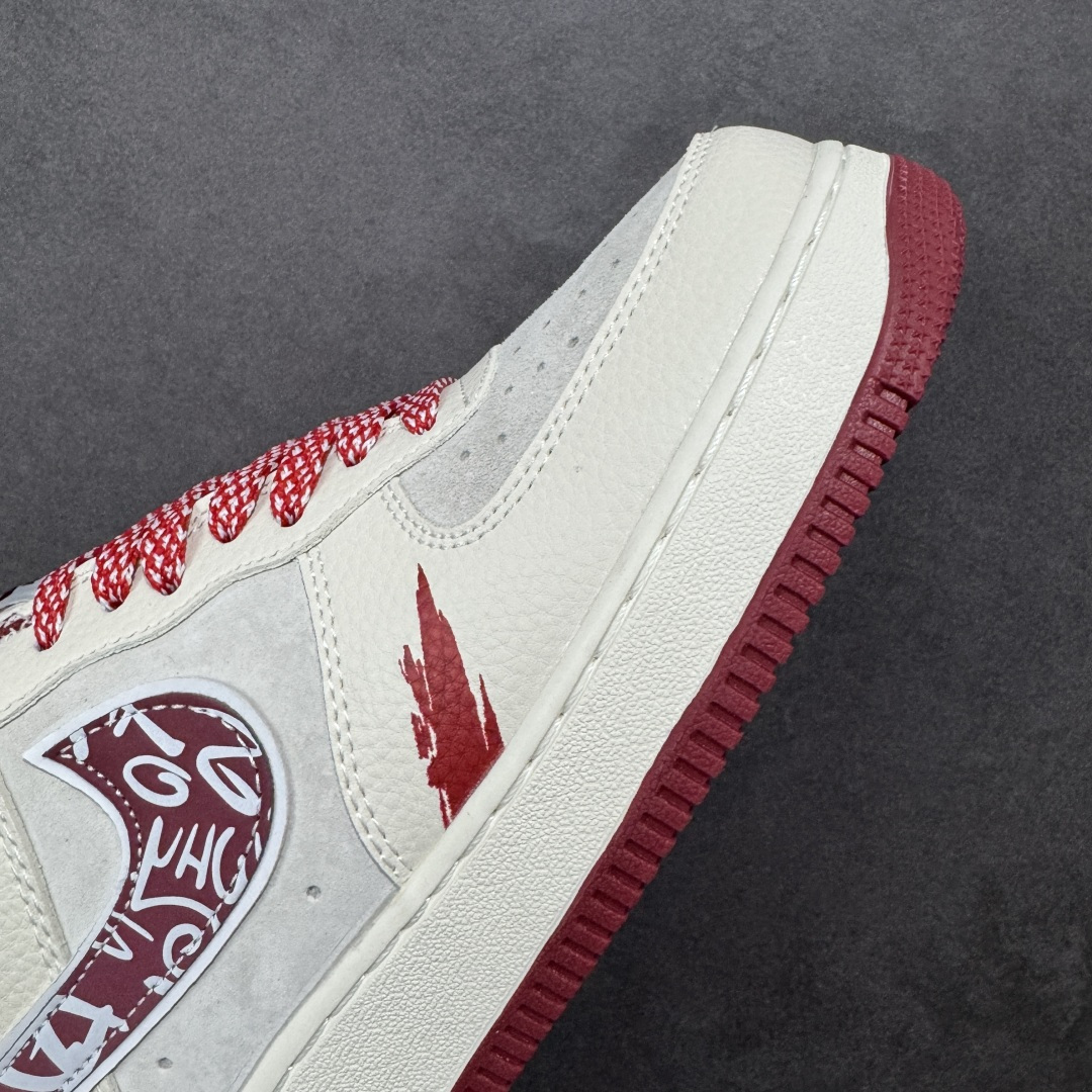 图片[5]-【定制版】Nike Air Force 1\’07 Low 联名款 空军一号低帮休闲板鞋  #鞋身以米白荔枝纹皮革为主调，拼接浅灰翻毛皮打造层次质感，酒红色调从鞋舌、鞋领延伸至中底包边，成为视觉焦点。标志性Swoosh覆盖满印涂鸦花纹，鞋侧的Supreme红标醒目又张扬，鞋头的泼墨红纹更是细节感拉满，将街头艺术与经典鞋型的融合玩到极致。经典低帮AF1鞋型兼顾百搭与脚感，软弹Air气垫加持日常行走毫无压力，不管是搭配工装裤还是运动束脚裤，都能轻松穿出街头潮酷范，堪称潮人鞋柜里的“硬通货 货号：SY1388-019  尺码：36 36.5 37.5 38 38.5 39 40 40.5 41 42 42.5 43 44 44.5 45-选品中心