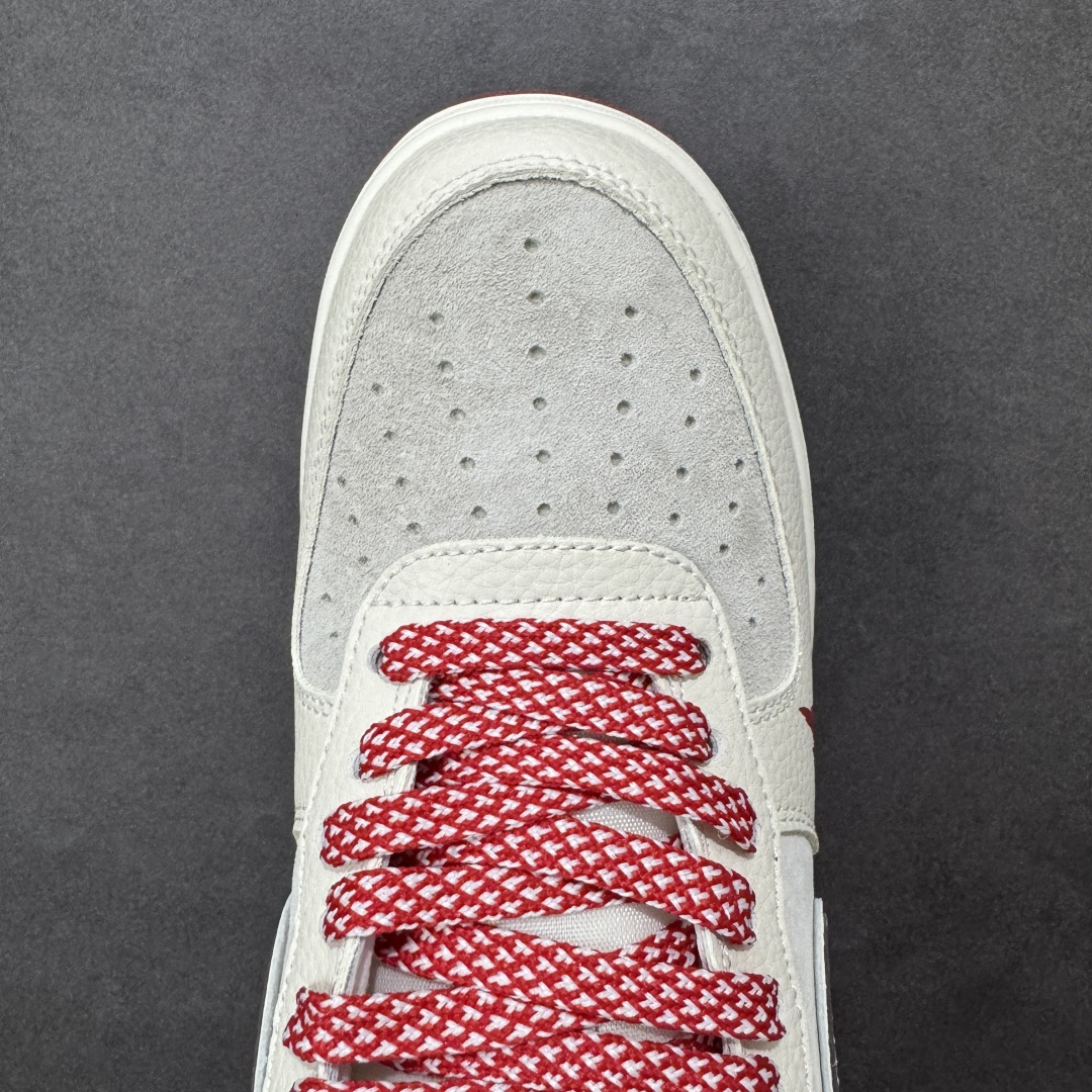 图片[8]-【定制版】Nike Air Force 1\’07 Low 联名款 空军一号低帮休闲板鞋  #鞋身以米白荔枝纹皮革为主调，拼接浅灰翻毛皮打造层次质感，酒红色调从鞋舌、鞋领延伸至中底包边，成为视觉焦点。标志性Swoosh覆盖满印涂鸦花纹，鞋侧的Supreme红标醒目又张扬，鞋头的泼墨红纹更是细节感拉满，将街头艺术与经典鞋型的融合玩到极致。经典低帮AF1鞋型兼顾百搭与脚感，软弹Air气垫加持日常行走毫无压力，不管是搭配工装裤还是运动束脚裤，都能轻松穿出街头潮酷范，堪称潮人鞋柜里的“硬通货 货号：SY1388-019  尺码：36 36.5 37.5 38 38.5 39 40 40.5 41 42 42.5 43 44 44.5 45-选品中心