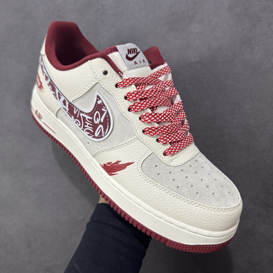 图片[3]-【定制版】Nike Air Force 1\’07 Low 联名款 空军一号低帮休闲板鞋  #鞋身以米白荔枝纹皮革为主调，拼接浅灰翻毛皮打造层次质感，酒红色调从鞋舌、鞋领延伸至中底包边，成为视觉焦点。标志性Swoosh覆盖满印涂鸦花纹，鞋侧的Supreme红标醒目又张扬，鞋头的泼墨红纹更是细节感拉满，将街头艺术与经典鞋型的融合玩到极致。经典低帮AF1鞋型兼顾百搭与脚感，软弹Air气垫加持日常行走毫无压力，不管是搭配工装裤还是运动束脚裤，都能轻松穿出街头潮酷范，堪称潮人鞋柜里的“硬通货 货号：SY1388-019  尺码：36 36.5 37.5 38 38.5 39 40 40.5 41 42 42.5 43 44 44.5 45-选品中心
