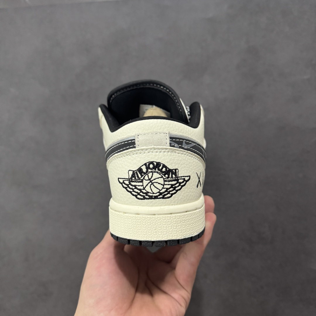 图片[4]-【定制版】Air Jordan 1 Low 休闲板鞋 遇上街头涂鸦美学，直接把个性焊在鞋身！ 米白皮革拼接浅灰翻毛的基底，自带温柔的复古质感，而鞋侧 Swoosh 以水墨迷彩解构重塑，搭配标志性的“XX”涂鸦符号，叛逆又吸睛的细节瞬间打破沉闷。 鞋舌、鞋帮的黑色包边与鞋带处的花纹绳结形成呼应，小勾标、飞翼logo的暗纹点缀，让整体设计在简约中藏满巧思。低帮鞋型兼顾日常穿搭的舒适度，无论是搭配工装裤还是牛仔裙，都能轻松打造出不撞款的街头风格，妥妥的潮人出街“杀手锏”！ 货号：LR8888-019-选品中心