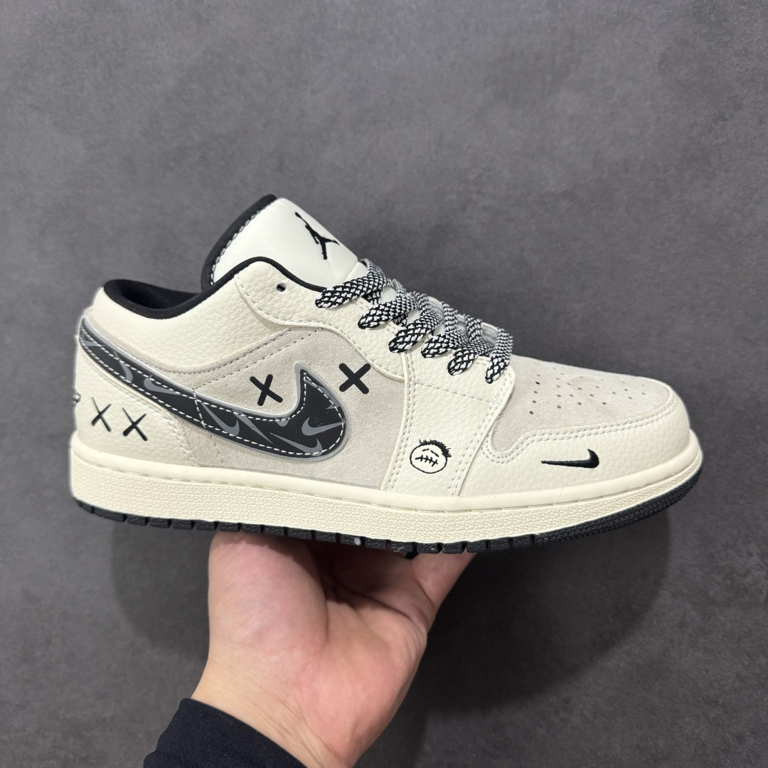 【定制版】Air Jordan 1 Low 休闲板鞋 遇上街头涂鸦美学，直接把个性焊在鞋身！ 米白皮革拼接浅灰翻毛的基底，自带温柔的复古质感，而鞋侧 Swoosh 以水墨迷彩解构重塑，搭配标志性的“XX”涂鸦符号，叛逆又吸睛的细节瞬间打破沉闷。 鞋舌、鞋帮的黑色包边与鞋带处的花纹绳结形成呼应，小勾标、飞翼logo的暗纹点缀，让整体设计在简约中藏满巧思。低帮鞋型兼顾日常穿搭的舒适度，无论是搭配工装裤还是牛仔裙，都能轻松打造出不撞款的街头风格，妥妥的潮人出街“杀手锏”！ 货号：LR8888-019-选品中心
