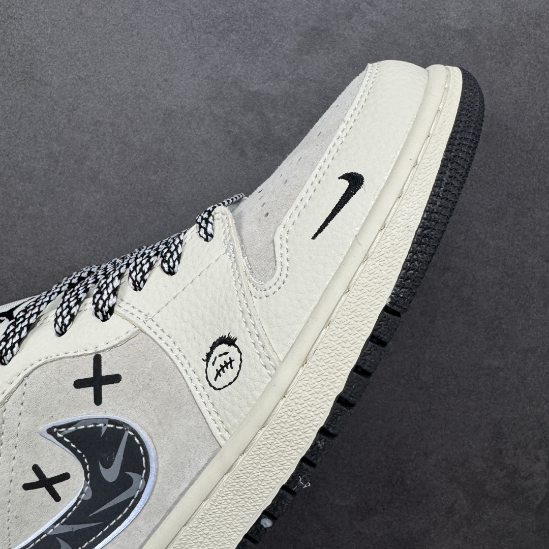 图片[5]-【定制版】Air Jordan 1 Low 休闲板鞋 遇上街头涂鸦美学，直接把个性焊在鞋身！ 米白皮革拼接浅灰翻毛的基底，自带温柔的复古质感，而鞋侧 Swoosh 以水墨迷彩解构重塑，搭配标志性的“XX”涂鸦符号，叛逆又吸睛的细节瞬间打破沉闷。 鞋舌、鞋帮的黑色包边与鞋带处的花纹绳结形成呼应，小勾标、飞翼logo的暗纹点缀，让整体设计在简约中藏满巧思。低帮鞋型兼顾日常穿搭的舒适度，无论是搭配工装裤还是牛仔裙，都能轻松打造出不撞款的街头风格，妥妥的潮人出街“杀手锏”！ 货号：LR8888-019-选品中心