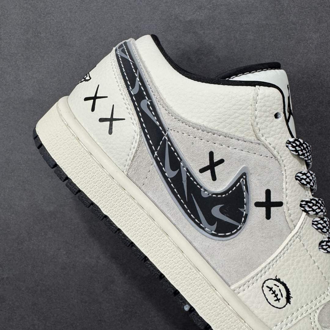 图片[6]-【定制版】Air Jordan 1 Low 休闲板鞋 遇上街头涂鸦美学，直接把个性焊在鞋身！ 米白皮革拼接浅灰翻毛的基底，自带温柔的复古质感，而鞋侧 Swoosh 以水墨迷彩解构重塑，搭配标志性的“XX”涂鸦符号，叛逆又吸睛的细节瞬间打破沉闷。 鞋舌、鞋帮的黑色包边与鞋带处的花纹绳结形成呼应，小勾标、飞翼logo的暗纹点缀，让整体设计在简约中藏满巧思。低帮鞋型兼顾日常穿搭的舒适度，无论是搭配工装裤还是牛仔裙，都能轻松打造出不撞款的街头风格，妥妥的潮人出街“杀手锏”！ 货号：LR8888-019-选品中心