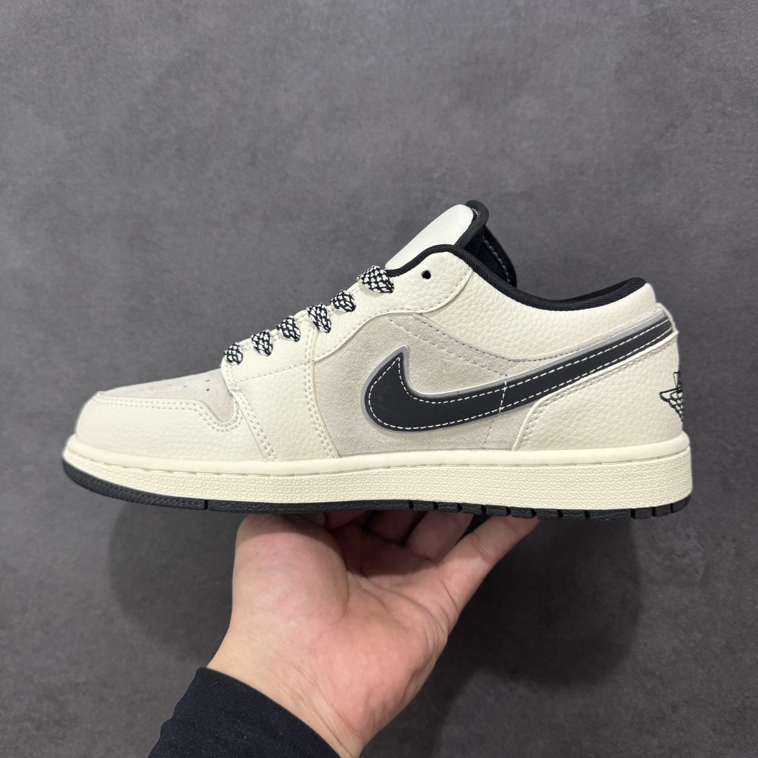 图片[2]-【定制版】Air Jordan 1 Low 休闲板鞋 遇上街头涂鸦美学，直接把个性焊在鞋身！ 米白皮革拼接浅灰翻毛的基底，自带温柔的复古质感，而鞋侧 Swoosh 以水墨迷彩解构重塑，搭配标志性的“XX”涂鸦符号，叛逆又吸睛的细节瞬间打破沉闷。 鞋舌、鞋帮的黑色包边与鞋带处的花纹绳结形成呼应，小勾标、飞翼logo的暗纹点缀，让整体设计在简约中藏满巧思。低帮鞋型兼顾日常穿搭的舒适度，无论是搭配工装裤还是牛仔裙，都能轻松打造出不撞款的街头风格，妥妥的潮人出街“杀手锏”！ 货号：LR8888-019-选品中心