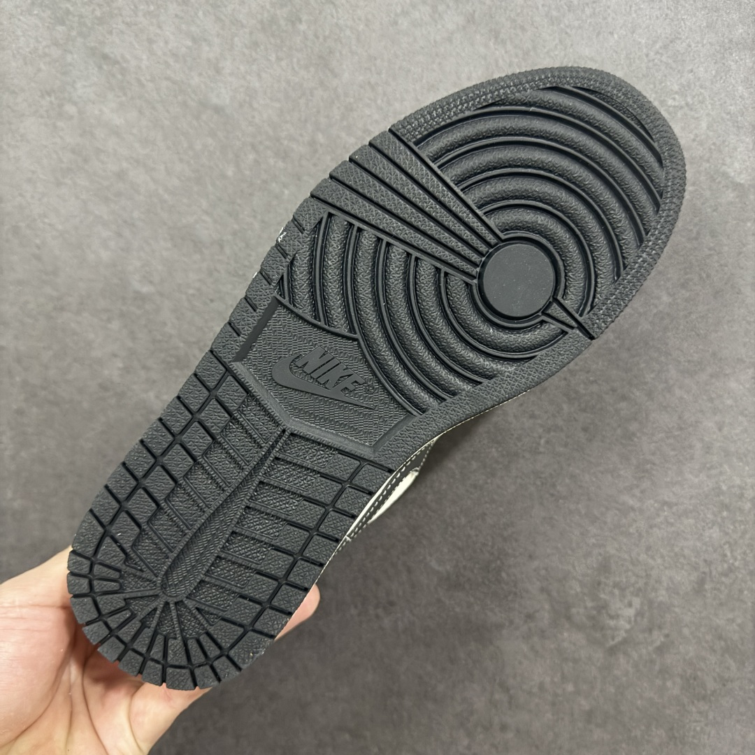 图片[9]-【定制版】Air Jordan 1 Low 休闲板鞋 遇上街头涂鸦美学，直接把个性焊在鞋身！ 米白皮革拼接浅灰翻毛的基底，自带温柔的复古质感，而鞋侧 Swoosh 以水墨迷彩解构重塑，搭配标志性的“XX”涂鸦符号，叛逆又吸睛的细节瞬间打破沉闷。 鞋舌、鞋帮的黑色包边与鞋带处的花纹绳结形成呼应，小勾标、飞翼logo的暗纹点缀，让整体设计在简约中藏满巧思。低帮鞋型兼顾日常穿搭的舒适度，无论是搭配工装裤还是牛仔裙，都能轻松打造出不撞款的街头风格，妥妥的潮人出街“杀手锏”！ 货号：LR8888-019-选品中心