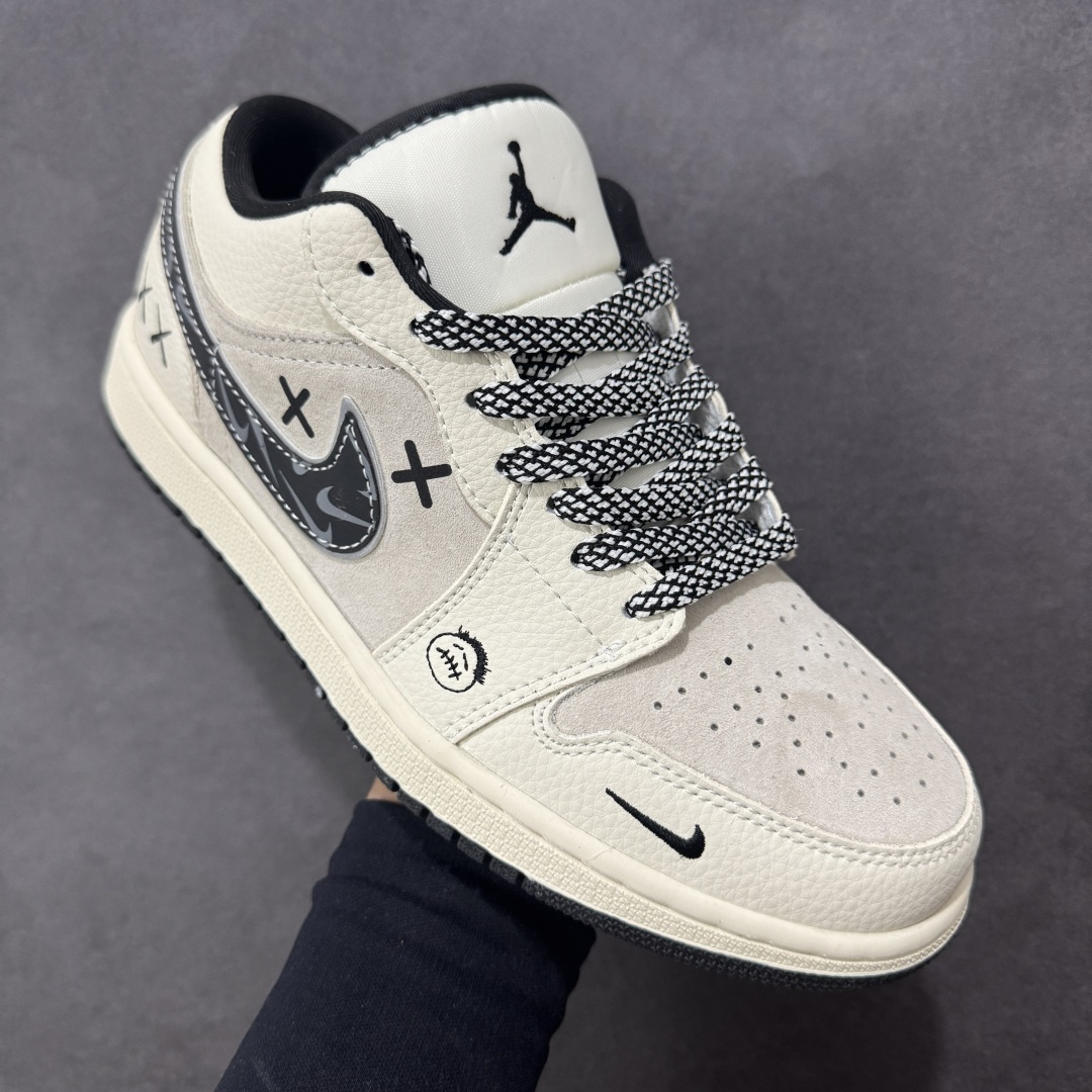 图片[3]-【定制版】Air Jordan 1 Low 休闲板鞋 遇上街头涂鸦美学，直接把个性焊在鞋身！ 米白皮革拼接浅灰翻毛的基底，自带温柔的复古质感，而鞋侧 Swoosh 以水墨迷彩解构重塑，搭配标志性的“XX”涂鸦符号，叛逆又吸睛的细节瞬间打破沉闷。 鞋舌、鞋帮的黑色包边与鞋带处的花纹绳结形成呼应，小勾标、飞翼logo的暗纹点缀，让整体设计在简约中藏满巧思。低帮鞋型兼顾日常穿搭的舒适度，无论是搭配工装裤还是牛仔裙，都能轻松打造出不撞款的街头风格，妥妥的潮人出街“杀手锏”！ 货号：LR8888-019-选品中心