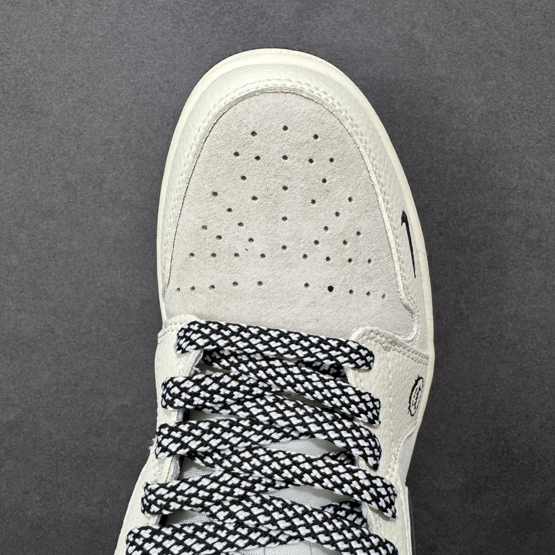 图片[8]-【定制版】Air Jordan 1 Low 休闲板鞋 遇上街头涂鸦美学，直接把个性焊在鞋身！ 米白皮革拼接浅灰翻毛的基底，自带温柔的复古质感，而鞋侧 Swoosh 以水墨迷彩解构重塑，搭配标志性的“XX”涂鸦符号，叛逆又吸睛的细节瞬间打破沉闷。 鞋舌、鞋帮的黑色包边与鞋带处的花纹绳结形成呼应，小勾标、飞翼logo的暗纹点缀，让整体设计在简约中藏满巧思。低帮鞋型兼顾日常穿搭的舒适度，无论是搭配工装裤还是牛仔裙，都能轻松打造出不撞款的街头风格，妥妥的潮人出街“杀手锏”！ 货号：LR8888-019-选品中心