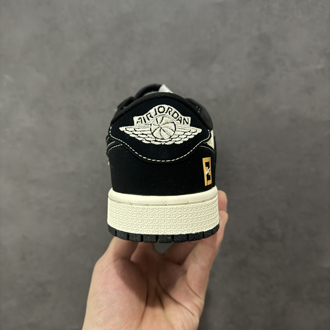 图片[4]-【定制版】Travis Scott x Jordan 1 Low “芬迪联名——字母米黑黄” 高端定制 乔丹倒勾低帮休闲板鞋 大厂纯原品质出货 纯正版型 定制鞋盒 皮料切割干净无任何毛边 细节完美 超高清洁度 货号：DD7866-110 尺码：36 36.5 37.5 38 38.5 39 40 40.5 41 42 42.5 43 44 44.5 45-选品中心