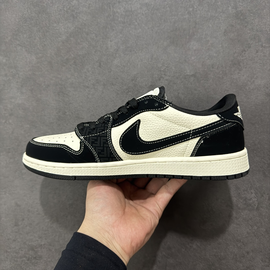 图片[2]-【定制版】Travis Scott x Jordan 1 Low “芬迪联名——字母米黑黄” 高端定制 乔丹倒勾低帮休闲板鞋 大厂纯原品质出货 纯正版型 定制鞋盒 皮料切割干净无任何毛边 细节完美 超高清洁度 货号：DD7866-110 尺码：36 36.5 37.5 38 38.5 39 40 40.5 41 42 42.5 43 44 44.5 45-选品中心