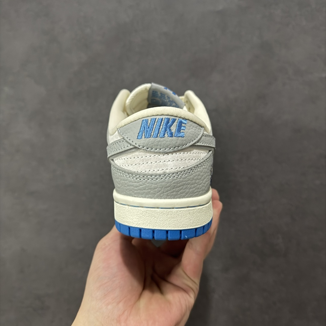 图片[4]-【定制版】Nike SB Dunk Low \”LV联名“——白蓝” 高端定制 低帮休闲板鞋 定制鞋盒 高级夜光效果 Ortholite鞋垫透气防臭 大厂纯原品质出货 超高清洁度 皮料切割干净无任何毛边 细节完美 货号：YF9511-912 尺码： 36 36.5 37.5 38 38.5 39 40 40.5 41 42 42.5 43 44 44.5 45-选品中心
