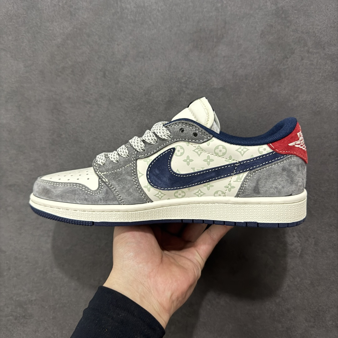 图片[2]-【定制版】Travis Scott x Fragment Design x Air Jordan 1 Low OG SP AJ1 乔1 LV联名 猪八蓝勾织标 低帮文化休闲板鞋  #多方联名合作融合了Travis Scott 独特的音乐风格，藤原浩个性的设计风格以及Jordan品牌的经典元素 使其成为一双具有独特身份和价值的鞋子 清新而立体的外观加上联名标识更突出了其独特身份 这种配色方案显示出活力和时尚感 在视觉上引人注目 鞋身的质感和细腻的细节处理使其显得高端而格调十足 这款“倒钩”联名是设计与创意完美结合 融合多方的个性风格是一款备受瞩目的潮流鞋款 货号：CX5050-Y36  尺码：36 36.5 37.5 38 38.5 39 40 40.5 41 42 42.5 43 44 44.5 45-选品中心