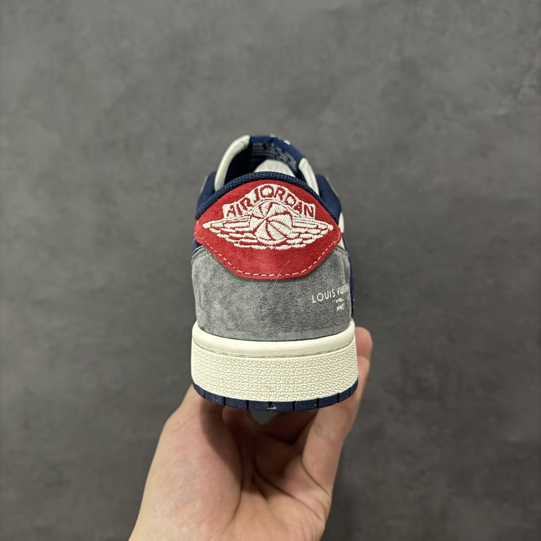 图片[4]-【定制版】Travis Scott x Fragment Design x Air Jordan 1 Low OG SP AJ1 乔1 LV联名 猪八蓝勾织标 低帮文化休闲板鞋  #多方联名合作融合了Travis Scott 独特的音乐风格，藤原浩个性的设计风格以及Jordan品牌的经典元素 使其成为一双具有独特身份和价值的鞋子 清新而立体的外观加上联名标识更突出了其独特身份 这种配色方案显示出活力和时尚感 在视觉上引人注目 鞋身的质感和细腻的细节处理使其显得高端而格调十足 这款“倒钩”联名是设计与创意完美结合 融合多方的个性风格是一款备受瞩目的潮流鞋款 货号：CX5050-Y36  尺码：36 36.5 37.5 38 38.5 39 40 40.5 41 42 42.5 43 44 44.5 45-选品中心