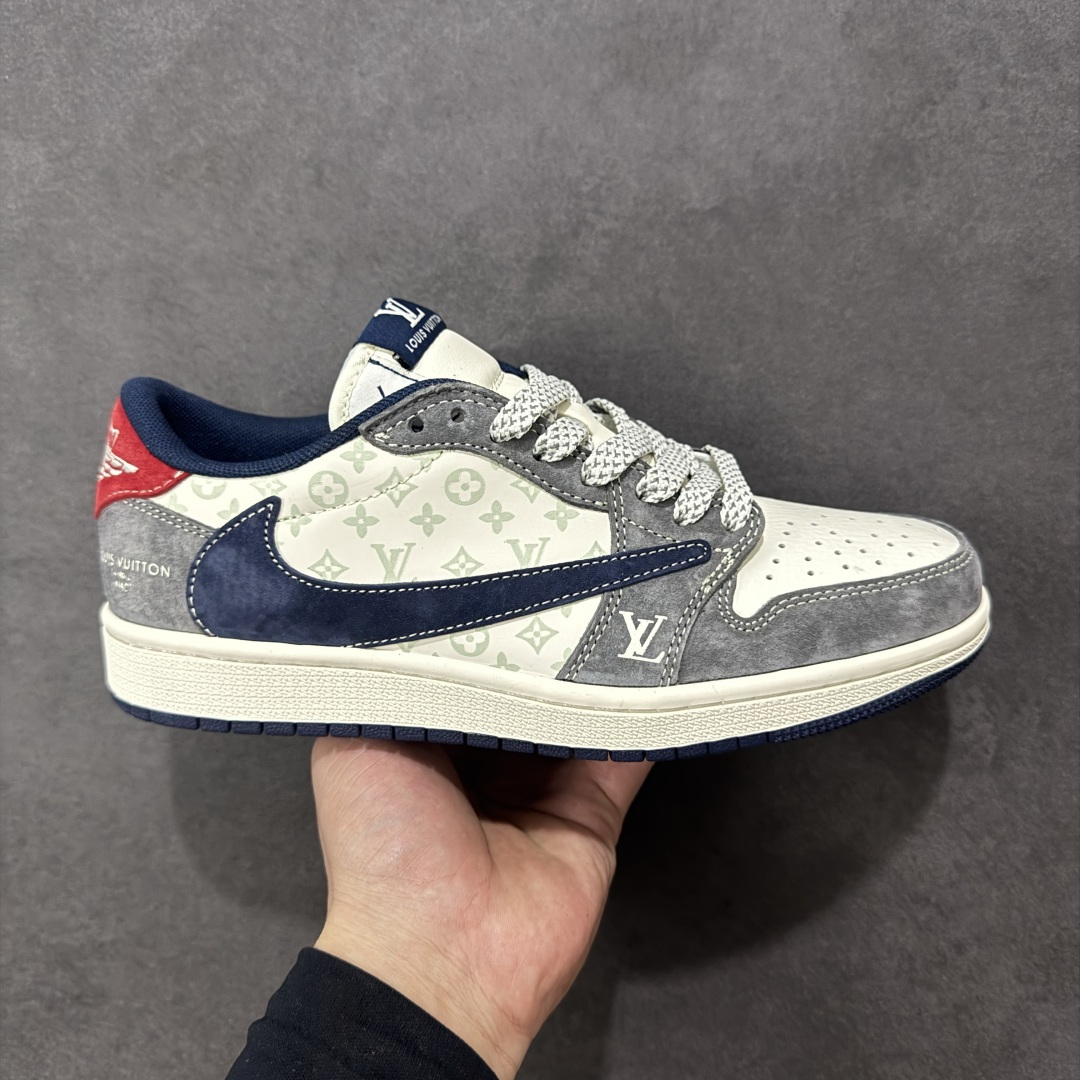 【定制版】Travis Scott x Fragment Design x Air Jordan 1 Low OG SP AJ1 乔1 LV联名 猪八蓝勾织标 低帮文化休闲板鞋  #多方联名合作融合了Travis Scott 独特的音乐风格，藤原浩个性的设计风格以及Jordan品牌的经典元素 使其成为一双具有独特身份和价值的鞋子 清新而立体的外观加上联名标识更突出了其独特身份 这种配色方案显示出活力和时尚感 在视觉上引人注目 鞋身的质感和细腻的细节处理使其显得高端而格调十足 这款“倒钩”联名是设计与创意完美结合 融合多方的个性风格是一款备受瞩目的潮流鞋款 货号：CX5050-Y36  尺码：36 36.5 37.5 38 38.5 39 40 40.5 41 42 42.5 43 44 44.5 45-选品中心
