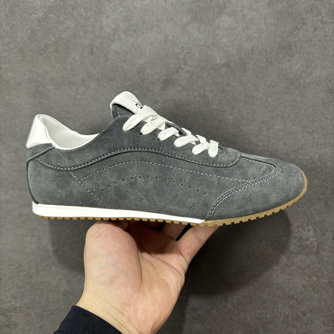 【公司级】Alo Yoga Sunset 低帮 男女同款 德训鞋舒适百搭防滑耐磨低邦生活休闲鞋“麂皮浅骨白生胶底” 设计灵感源自洛杉矶日落大道，把加州的自由随性穿在脚上。低帮鞋型、柔软绒面革鞋面，复古又时尚，从健身房到街头，无缝切换；RecoveryL Foama鞋垫，脚感就像踩在云朵上，宽鞋带加上缓震鞋领，贴合双脚，给你稳稳的舒适。 型号 A0891U 尺码：36 37 38 39 40 41 42 43 44 45 编码：XSB220230-选品中心