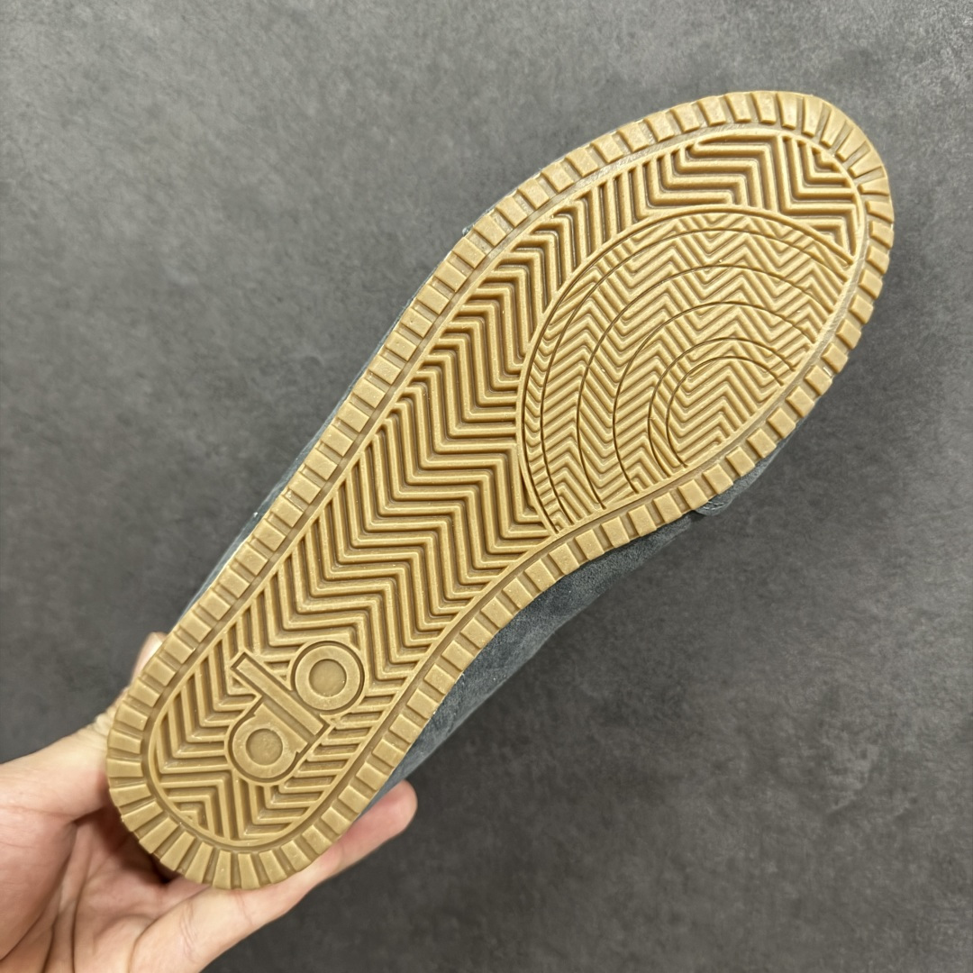 图片[9]-【公司级】Alo Yoga Sunset 低帮 男女同款 德训鞋舒适百搭防滑耐磨低邦生活休闲鞋“麂皮浅骨白生胶底” 设计灵感源自洛杉矶日落大道，把加州的自由随性穿在脚上。低帮鞋型、柔软绒面革鞋面，复古又时尚，从健身房到街头，无缝切换；RecoveryL Foama鞋垫，脚感就像踩在云朵上，宽鞋带加上缓震鞋领，贴合双脚，给你稳稳的舒适。 型号 A0891U 尺码：36 37 38 39 40 41 42 43 44 45 编码：XSB220230-选品中心