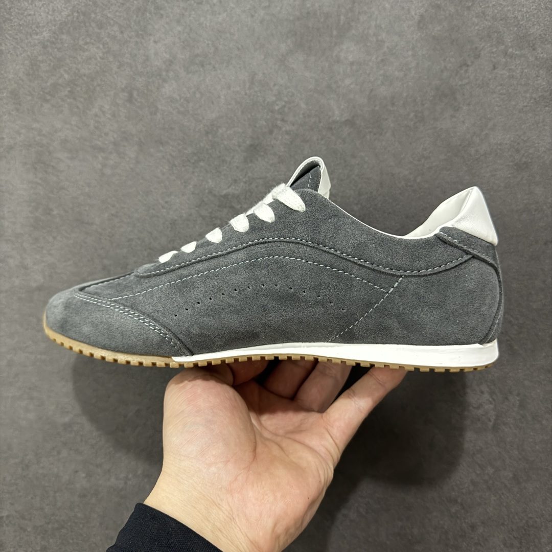 图片[2]-【公司级】Alo Yoga Sunset 低帮 男女同款 德训鞋舒适百搭防滑耐磨低邦生活休闲鞋“麂皮浅骨白生胶底” 设计灵感源自洛杉矶日落大道，把加州的自由随性穿在脚上。低帮鞋型、柔软绒面革鞋面，复古又时尚，从健身房到街头，无缝切换；RecoveryL Foama鞋垫，脚感就像踩在云朵上，宽鞋带加上缓震鞋领，贴合双脚，给你稳稳的舒适。 型号 A0891U 尺码：36 37 38 39 40 41 42 43 44 45 编码：XSB220230-选品中心