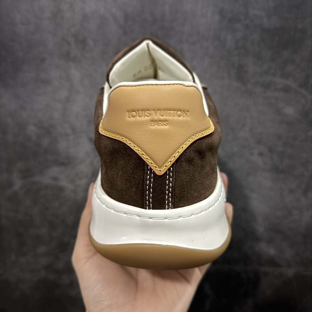 图片[4]-【莞顶渠道版】LV 路易威登LOUIS VUITTON Tilted Low Sneakers 倾斜系列低帮复古休闲运动文化百搭板鞋 2026早春款板鞋 目前市场最顶 细节正确版 广东原产 升级原楦型开发纸版 厚实抽屉礼品鞋盒及包装说明书防尘布袋物件(附送官方快递加固牛皮纸外盒!!)#采用Monogram 丹宁布鞋面材质#鞋垫嵌入软脚感EVA物料#后跟耐弯折滴塑支撑片#全新开发TPR光泽组合隔色鞋底❗ 尺码：40 41 42 43 44 45-选品中心