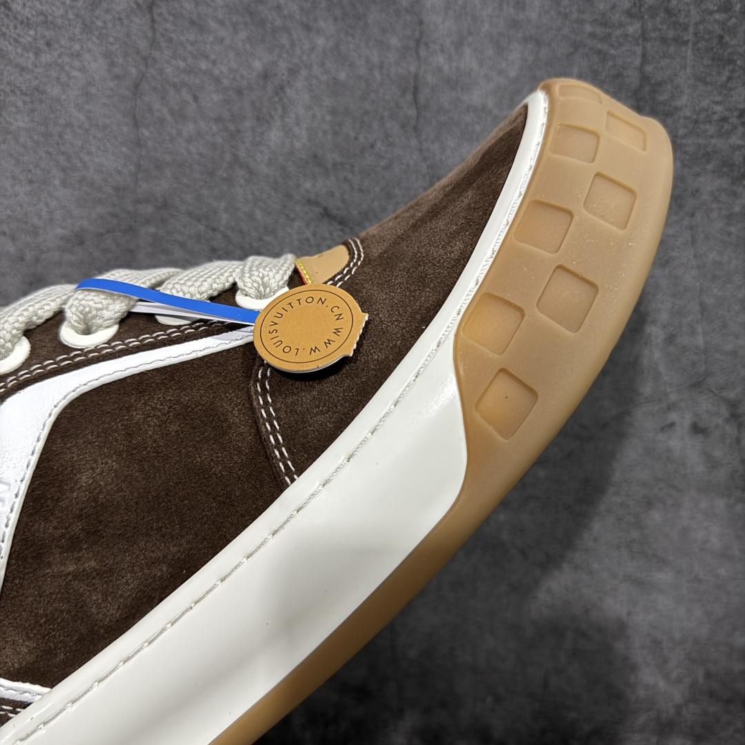 图片[6]-【莞顶渠道版】LV 路易威登LOUIS VUITTON Tilted Low Sneakers 倾斜系列低帮复古休闲运动文化百搭板鞋 2026早春款板鞋 目前市场最顶 细节正确版 广东原产 升级原楦型开发纸版 厚实抽屉礼品鞋盒及包装说明书防尘布袋物件(附送官方快递加固牛皮纸外盒!!)#采用Monogram 丹宁布鞋面材质#鞋垫嵌入软脚感EVA物料#后跟耐弯折滴塑支撑片#全新开发TPR光泽组合隔色鞋底❗ 尺码：40 41 42 43 44 45-选品中心