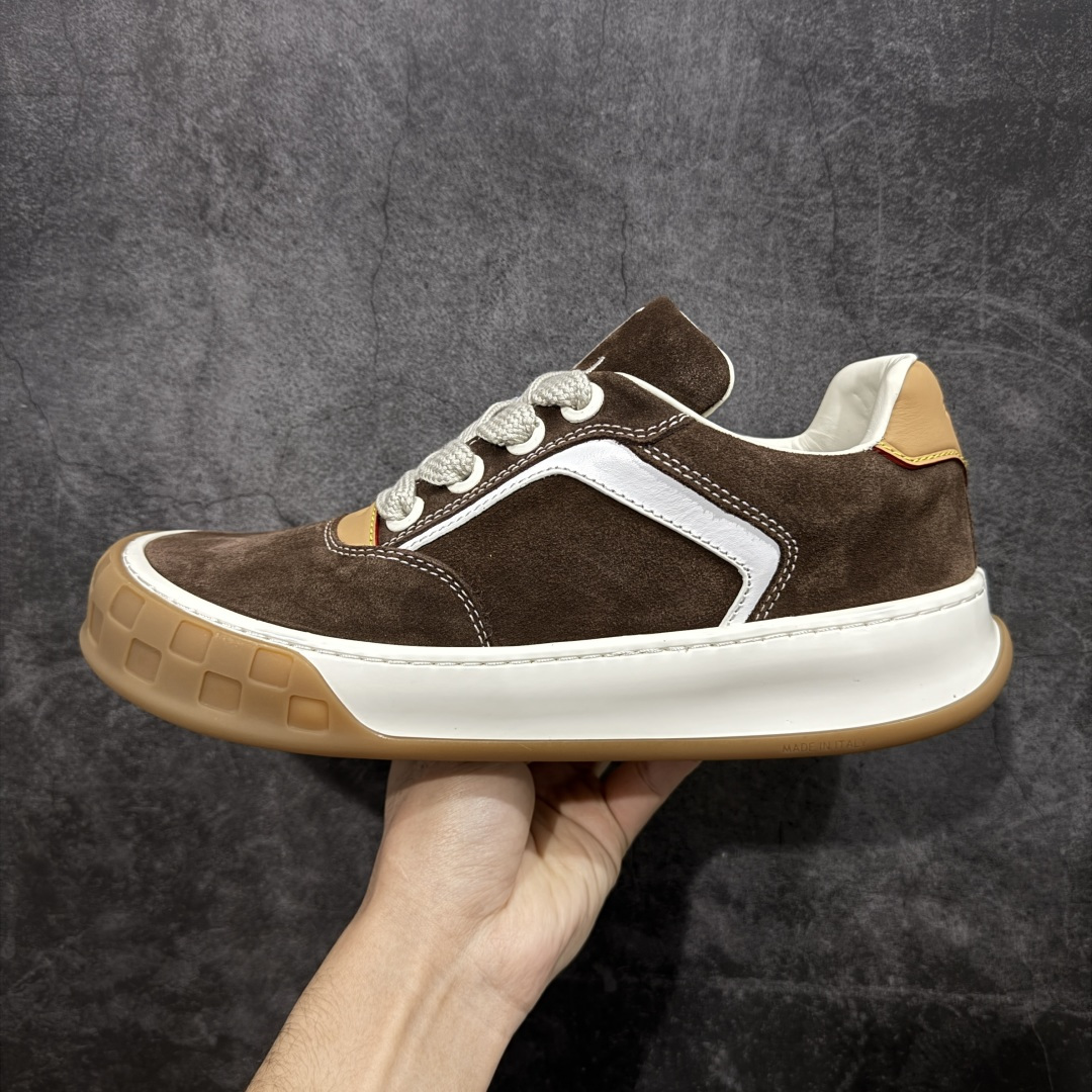 图片[2]-【莞顶渠道版】LV 路易威登LOUIS VUITTON Tilted Low Sneakers 倾斜系列低帮复古休闲运动文化百搭板鞋 2026早春款板鞋 目前市场最顶 细节正确版 广东原产 升级原楦型开发纸版 厚实抽屉礼品鞋盒及包装说明书防尘布袋物件(附送官方快递加固牛皮纸外盒!!)#采用Monogram 丹宁布鞋面材质#鞋垫嵌入软脚感EVA物料#后跟耐弯折滴塑支撑片#全新开发TPR光泽组合隔色鞋底❗ 尺码：40 41 42 43 44 45-选品中心