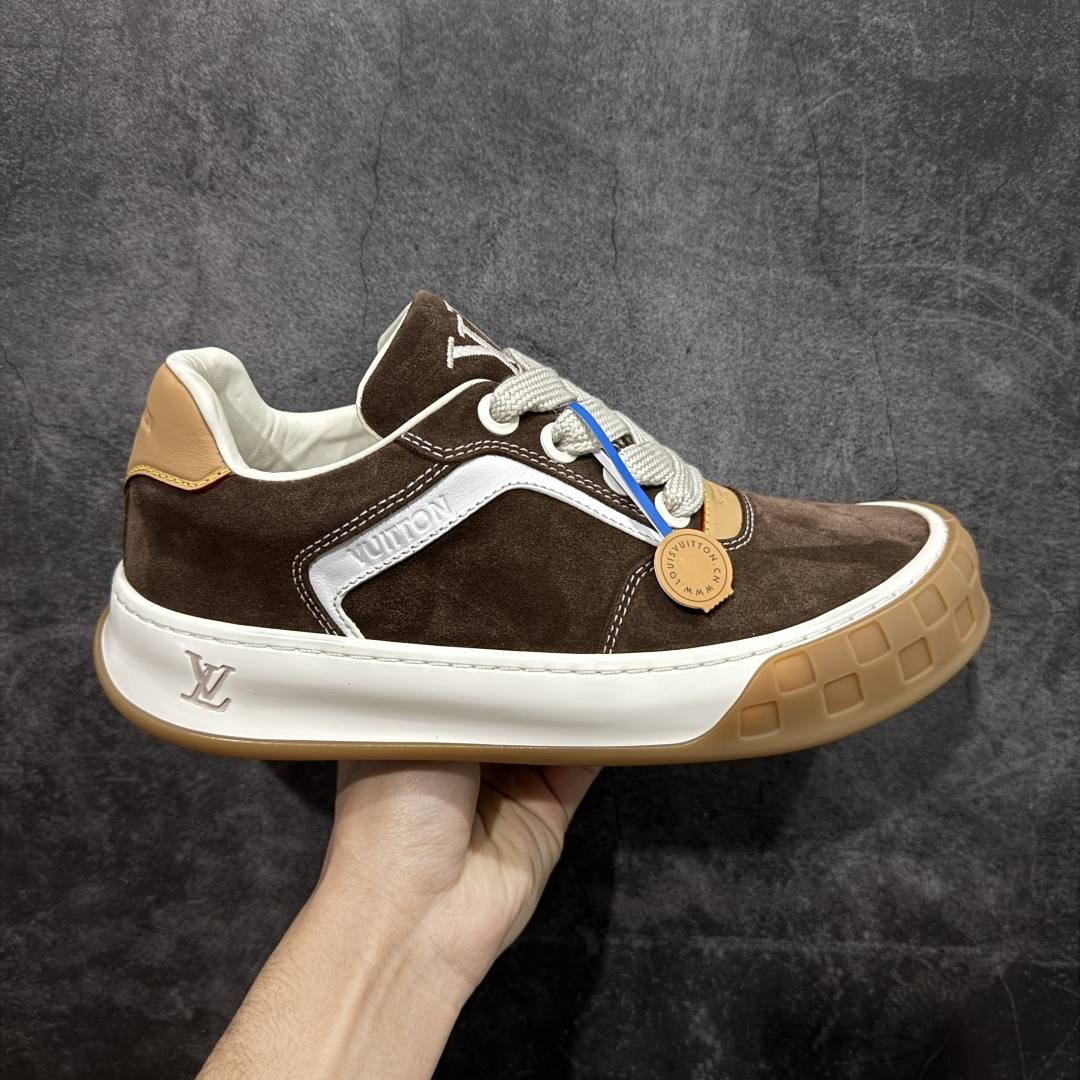 【莞顶渠道版】LV 路易威登LOUIS VUITTON Tilted Low Sneakers 倾斜系列低帮复古休闲运动文化百搭板鞋 2026早春款板鞋 目前市场最顶 细节正确版 广东原产 升级原楦型开发纸版 厚实抽屉礼品鞋盒及包装说明书防尘布袋物件(附送官方快递加固牛皮纸外盒!!)#采用Monogram 丹宁布鞋面材质#鞋垫嵌入软脚感EVA物料#后跟耐弯折滴塑支撑片#全新开发TPR光泽组合隔色鞋底❗ 尺码：40 41 42 43 44 45-选品中心