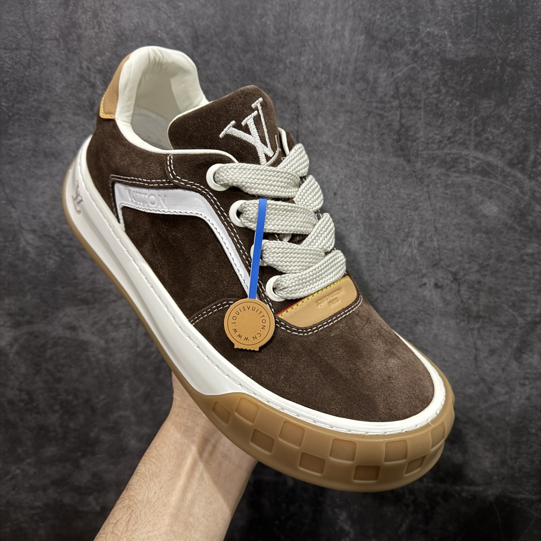 图片[3]-【莞顶渠道版】LV 路易威登LOUIS VUITTON Tilted Low Sneakers 倾斜系列低帮复古休闲运动文化百搭板鞋 2026早春款板鞋 目前市场最顶 细节正确版 广东原产 升级原楦型开发纸版 厚实抽屉礼品鞋盒及包装说明书防尘布袋物件(附送官方快递加固牛皮纸外盒!!)#采用Monogram 丹宁布鞋面材质#鞋垫嵌入软脚感EVA物料#后跟耐弯折滴塑支撑片#全新开发TPR光泽组合隔色鞋底❗ 尺码：40 41 42 43 44 45-选品中心