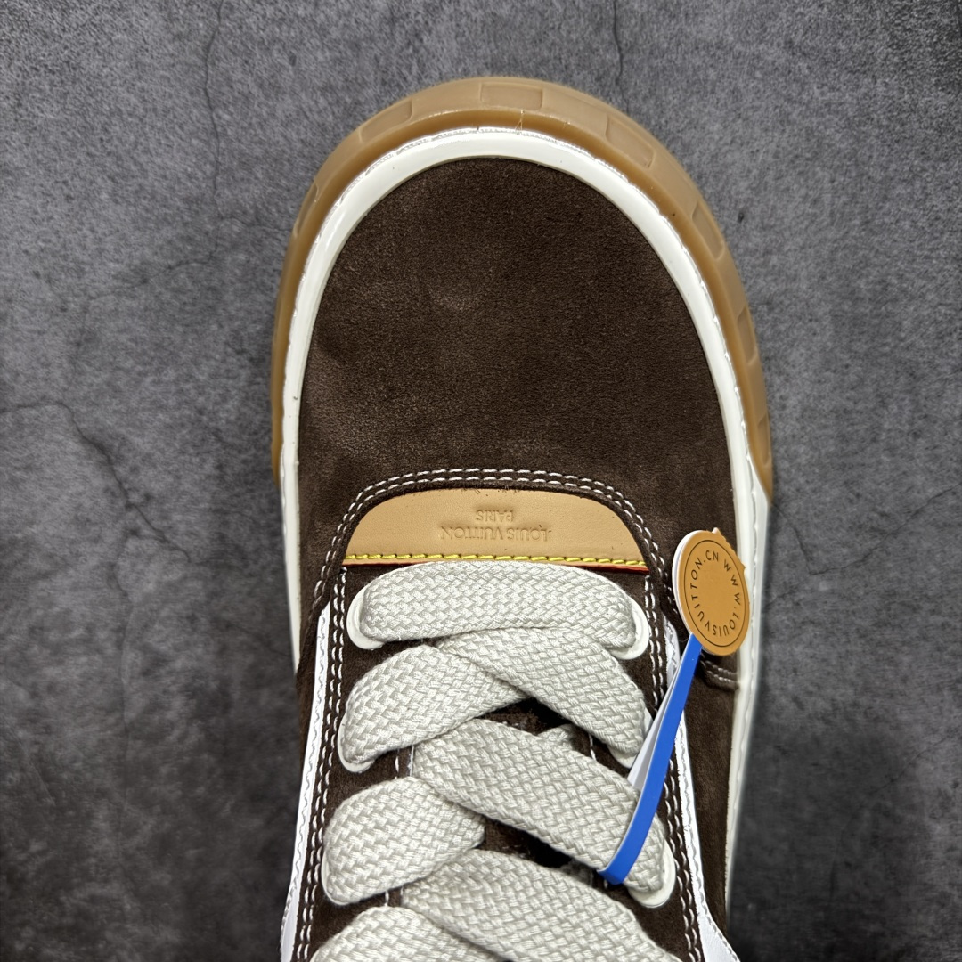 图片[5]-【莞顶渠道版】LV 路易威登LOUIS VUITTON Tilted Low Sneakers 倾斜系列低帮复古休闲运动文化百搭板鞋 2026早春款板鞋 目前市场最顶 细节正确版 广东原产 升级原楦型开发纸版 厚实抽屉礼品鞋盒及包装说明书防尘布袋物件(附送官方快递加固牛皮纸外盒!!)#采用Monogram 丹宁布鞋面材质#鞋垫嵌入软脚感EVA物料#后跟耐弯折滴塑支撑片#全新开发TPR光泽组合隔色鞋底❗ 尺码：40 41 42 43 44 45-选品中心