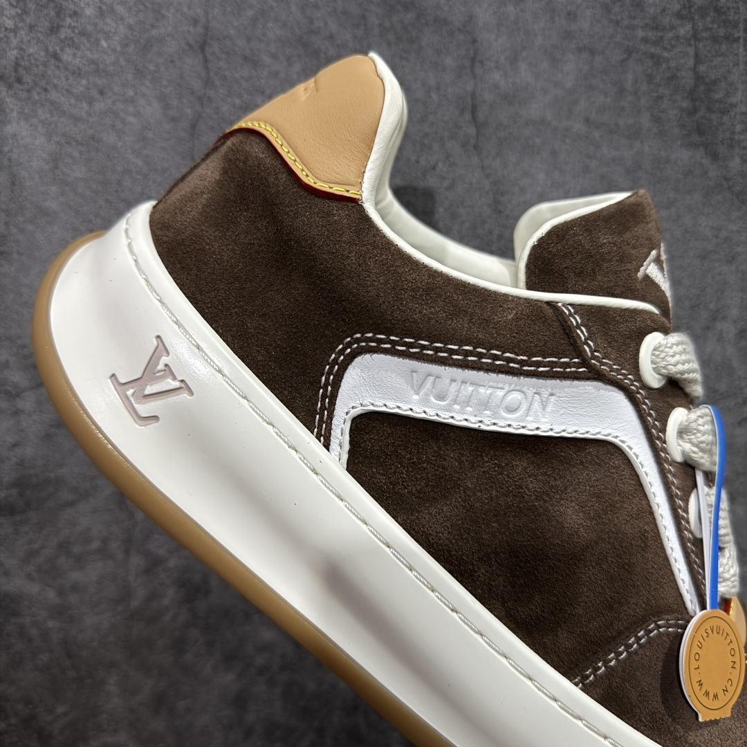 图片[7]-【莞顶渠道版】LV 路易威登LOUIS VUITTON Tilted Low Sneakers 倾斜系列低帮复古休闲运动文化百搭板鞋 2026早春款板鞋 目前市场最顶 细节正确版 广东原产 升级原楦型开发纸版 厚实抽屉礼品鞋盒及包装说明书防尘布袋物件(附送官方快递加固牛皮纸外盒!!)#采用Monogram 丹宁布鞋面材质#鞋垫嵌入软脚感EVA物料#后跟耐弯折滴塑支撑片#全新开发TPR光泽组合隔色鞋底❗ 尺码：40 41 42 43 44 45-选品中心