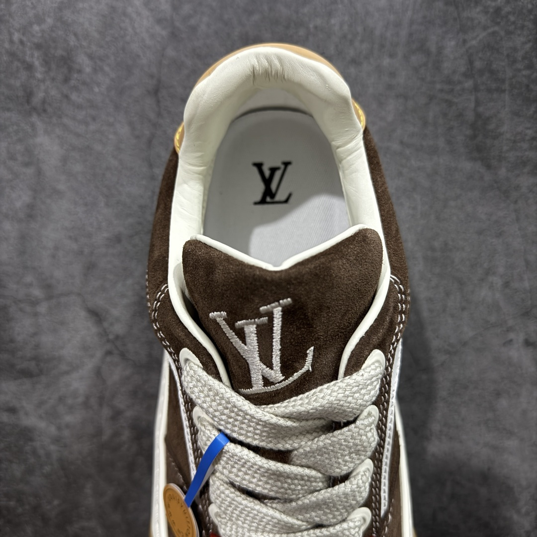 图片[8]-【莞顶渠道版】LV 路易威登LOUIS VUITTON Tilted Low Sneakers 倾斜系列低帮复古休闲运动文化百搭板鞋 2026早春款板鞋 目前市场最顶 细节正确版 广东原产 升级原楦型开发纸版 厚实抽屉礼品鞋盒及包装说明书防尘布袋物件(附送官方快递加固牛皮纸外盒!!)#采用Monogram 丹宁布鞋面材质#鞋垫嵌入软脚感EVA物料#后跟耐弯折滴塑支撑片#全新开发TPR光泽组合隔色鞋底❗ 尺码：40 41 42 43 44 45-选品中心